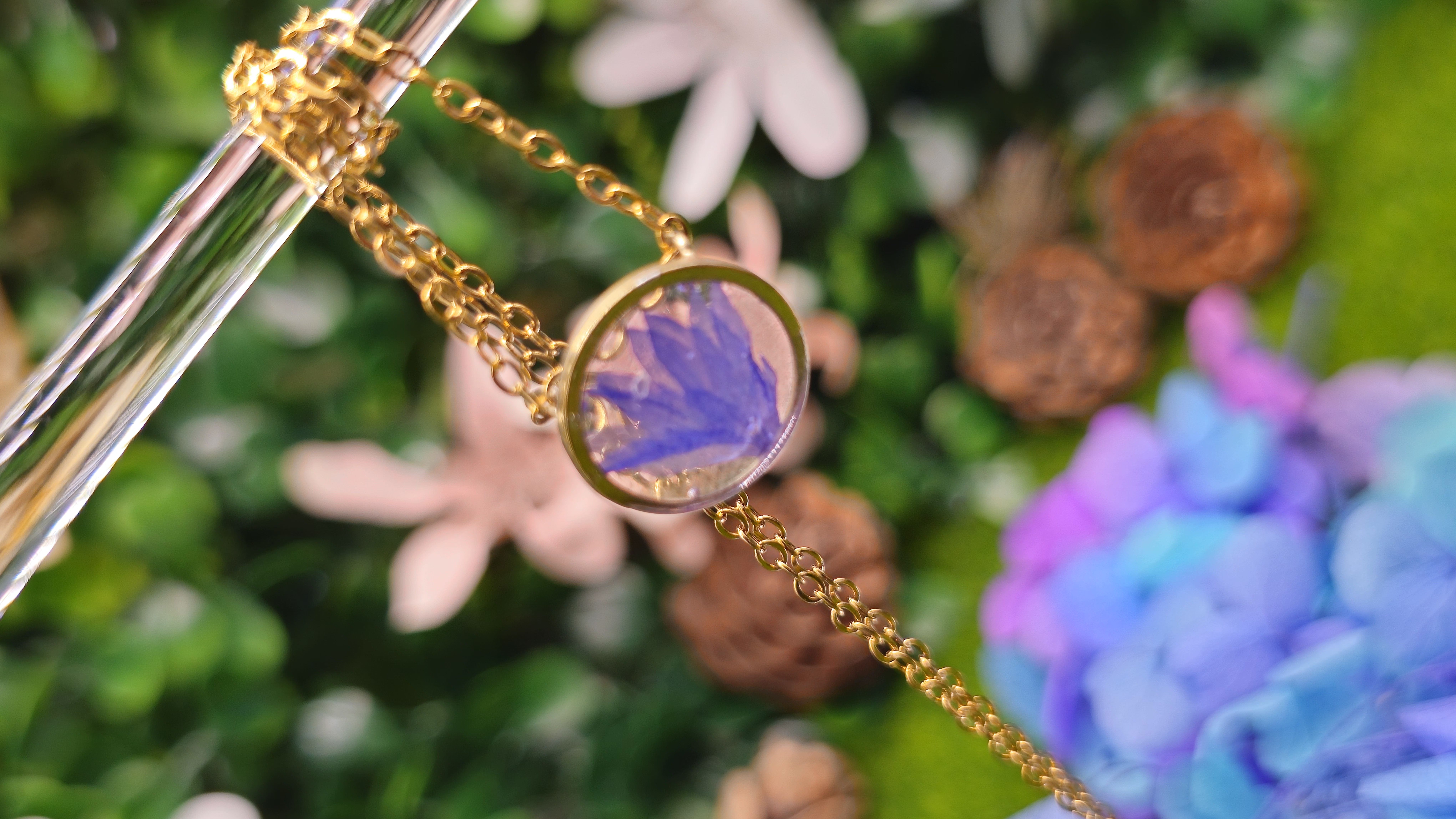 Colgante con flor azul