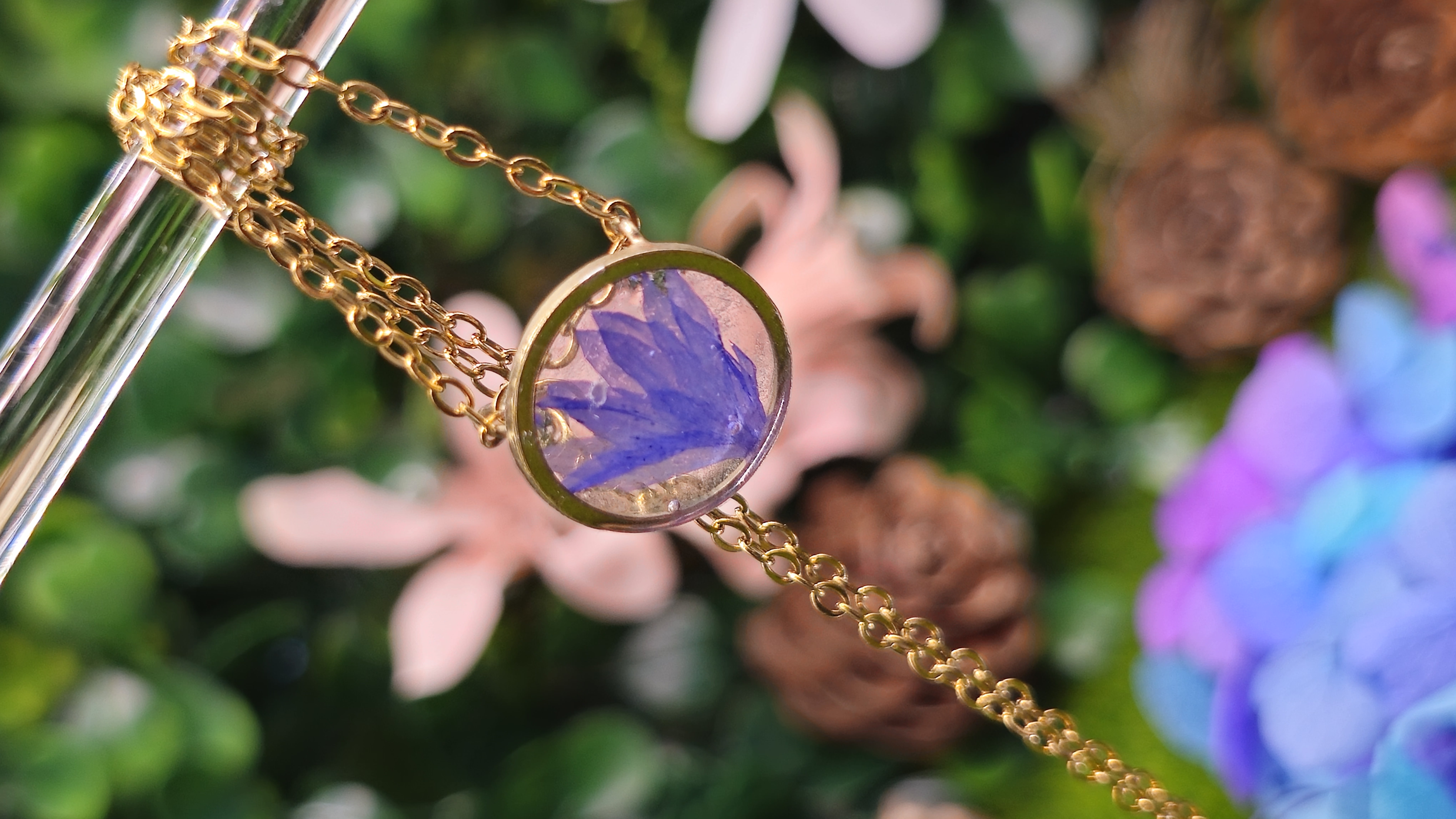 Colgante con flor azul
