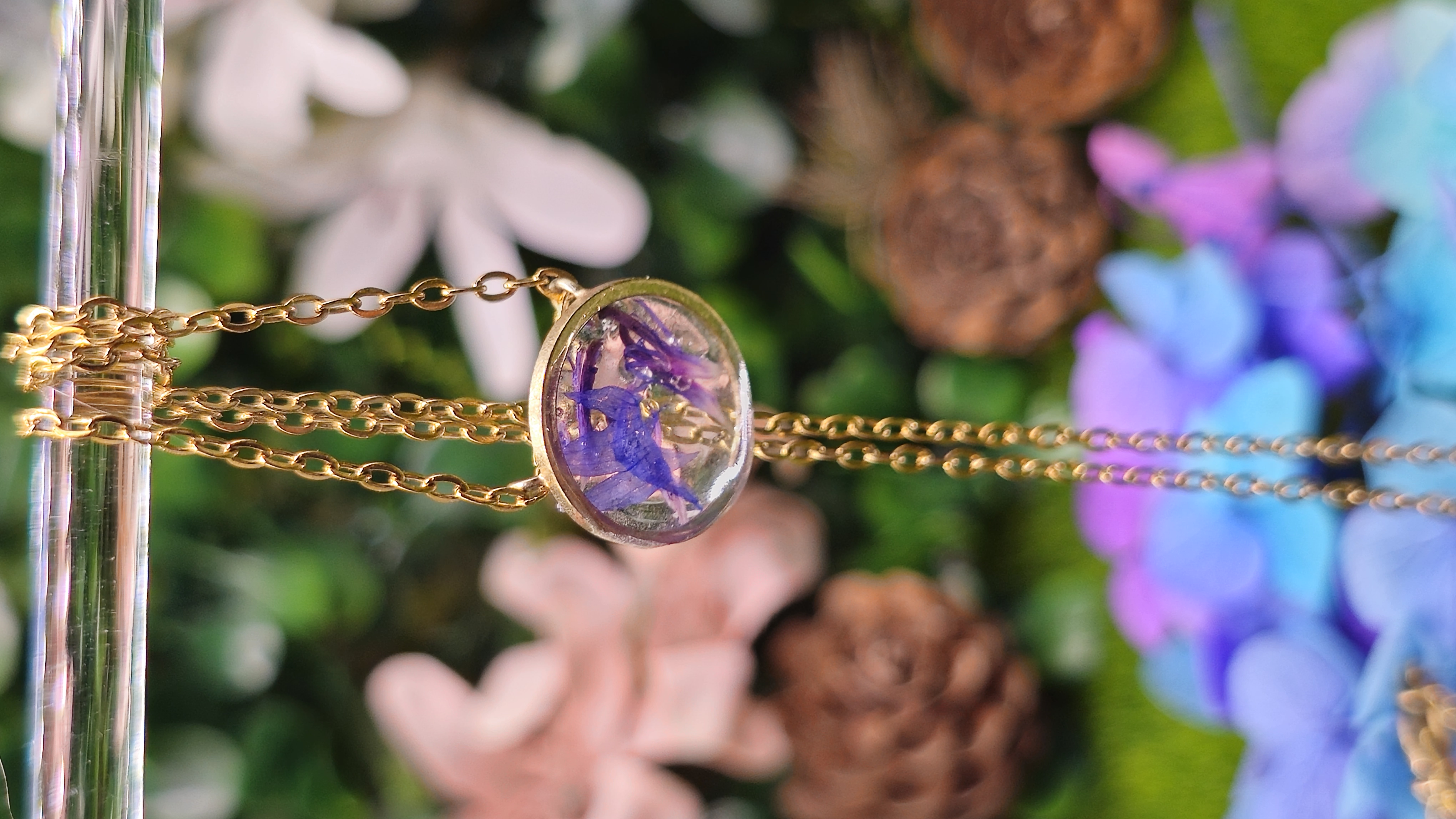 Colgante con flores prensadas