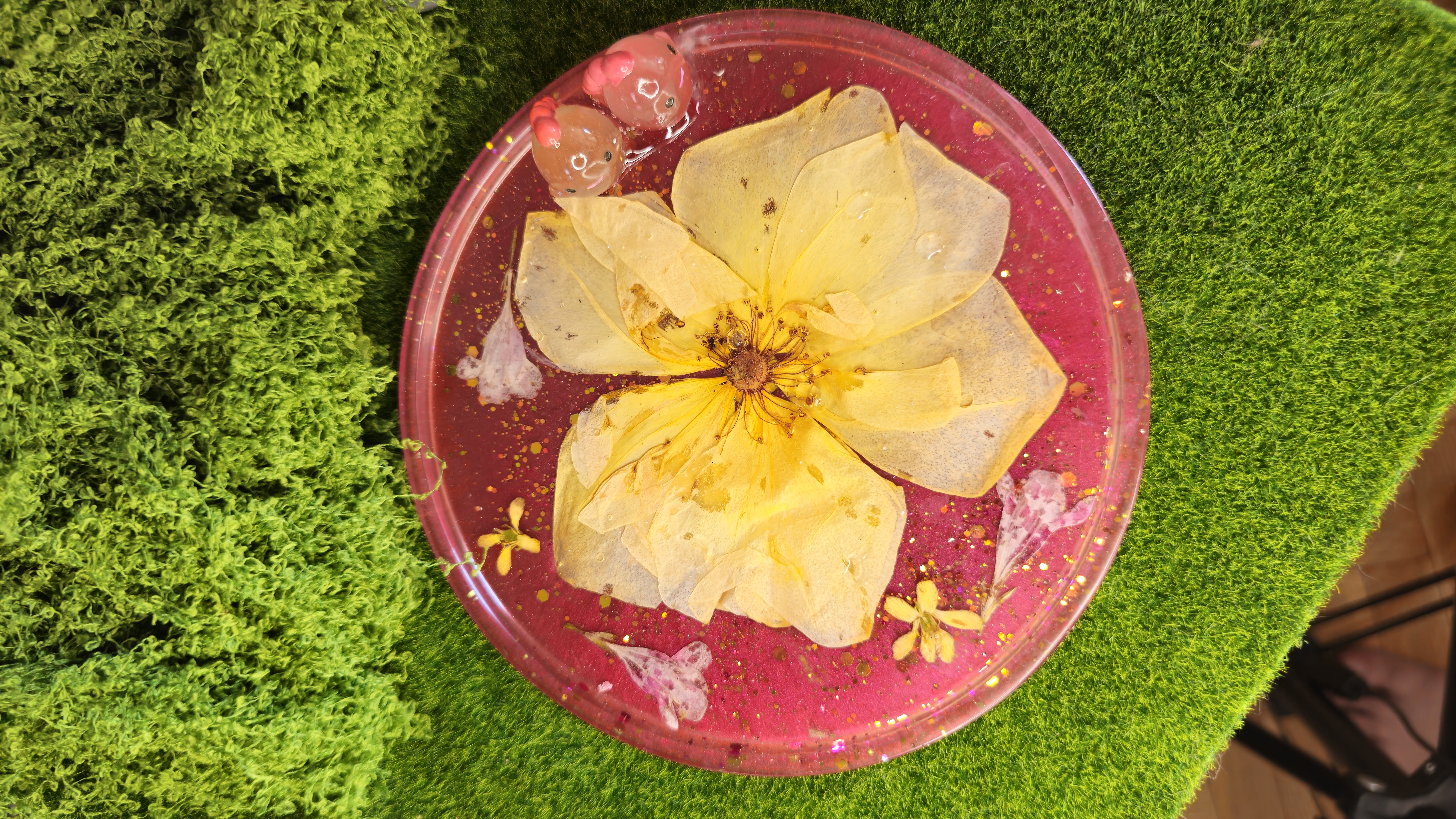 Bandeja de resina con rosa prensada