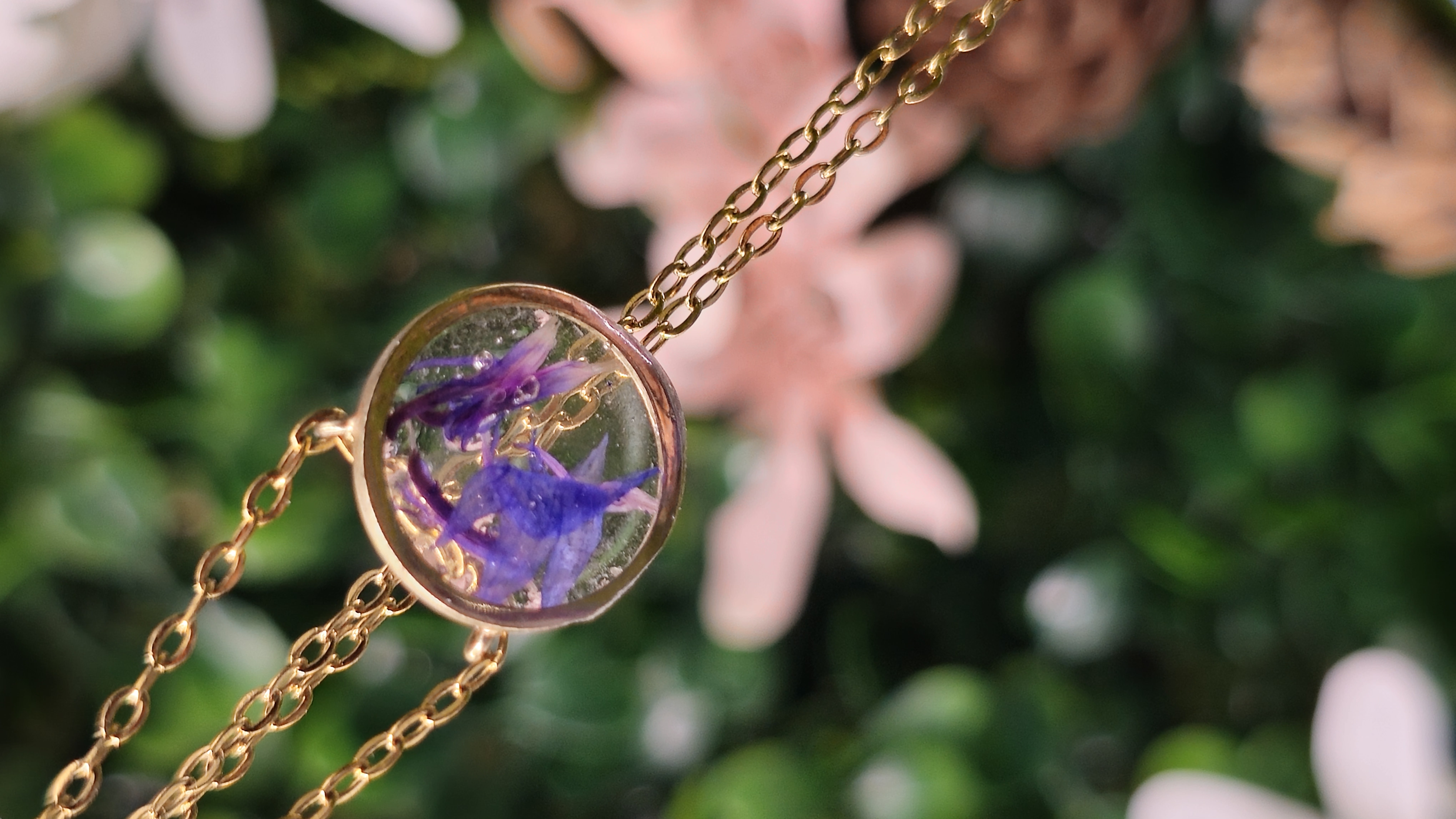 Colgante con flores prensadas