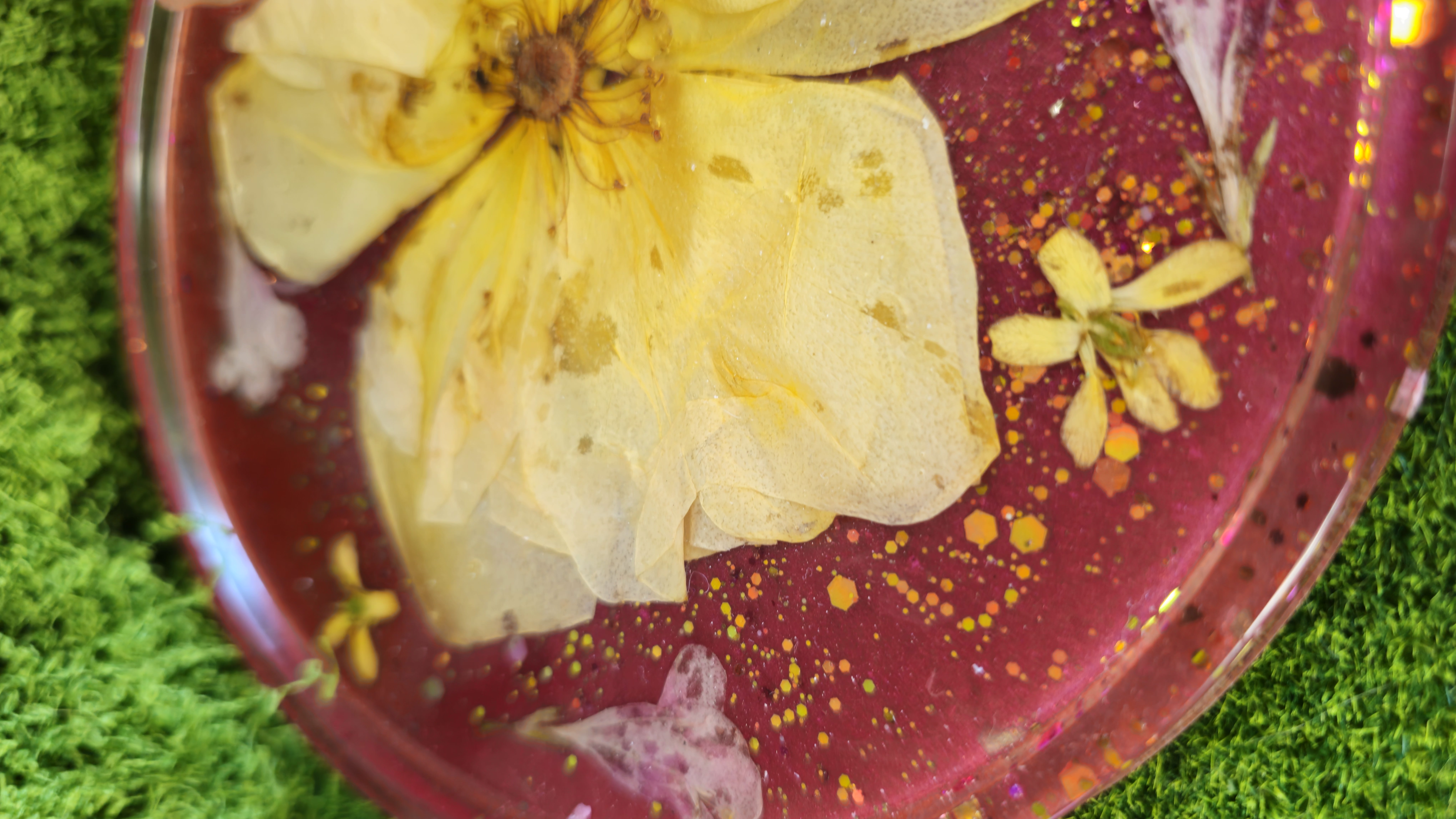 Bandeja de resina con rosa prensada