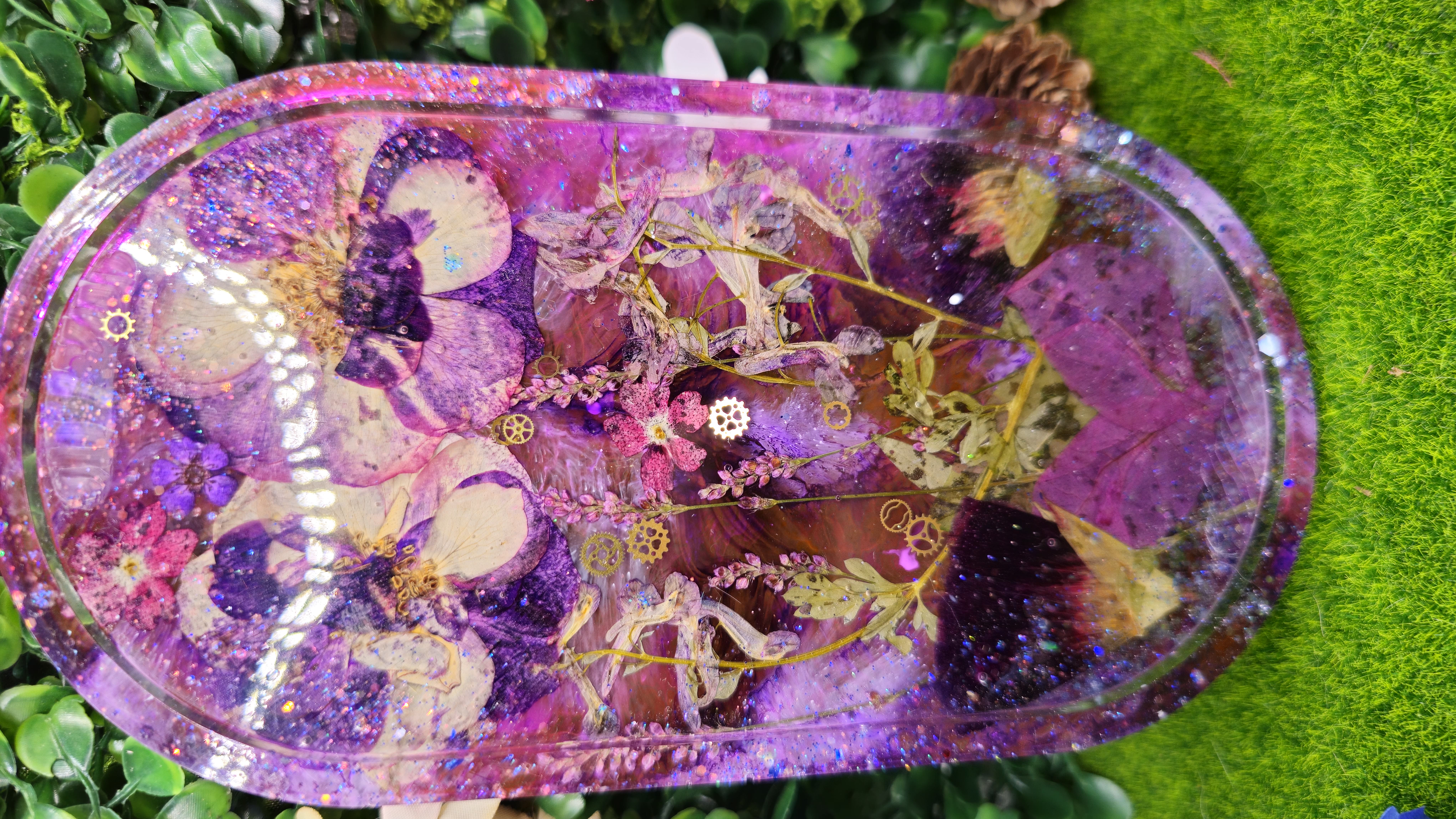 Bandeja decorativa con flores prensadas
