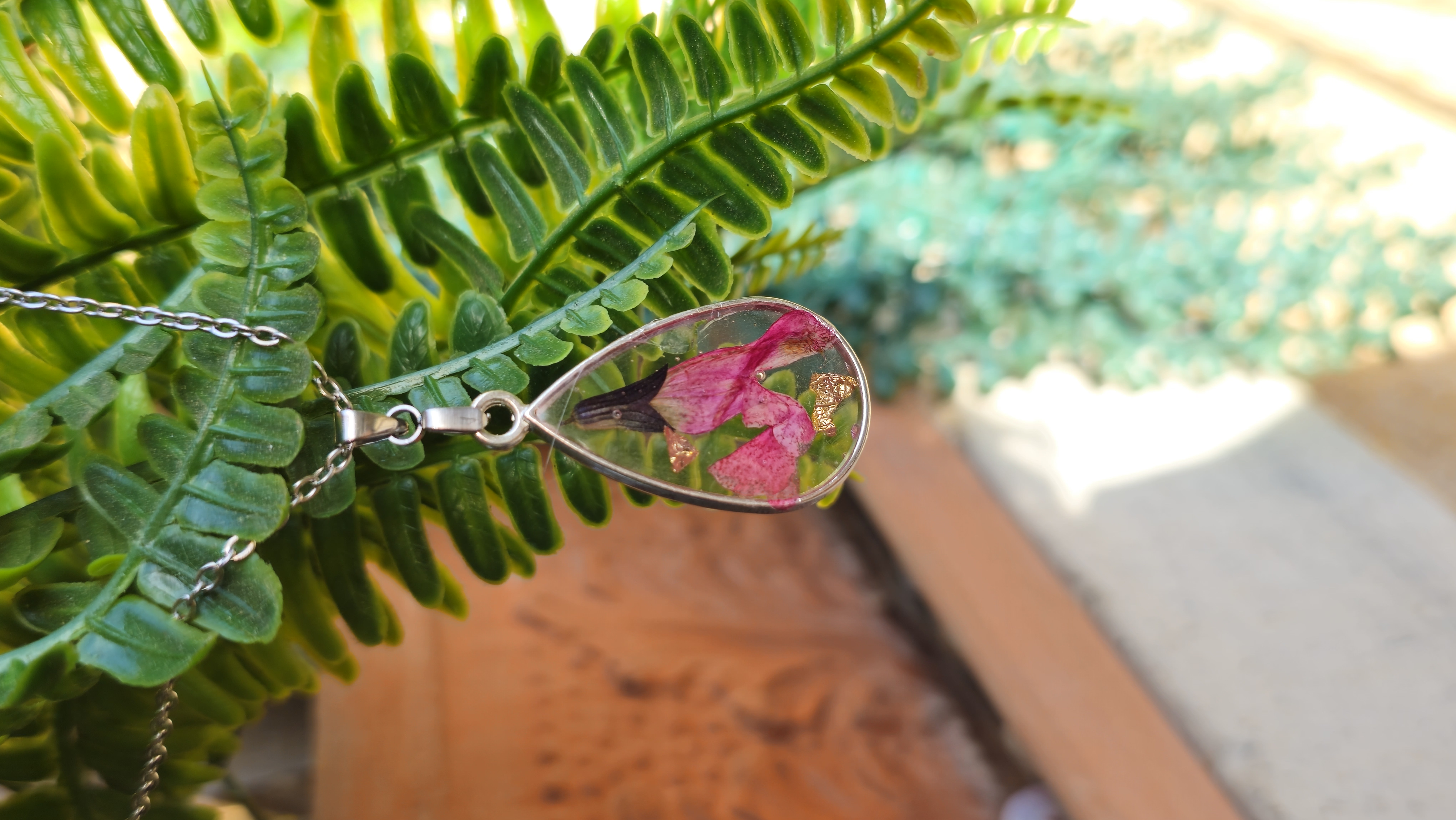 Colgante con flor prensada
