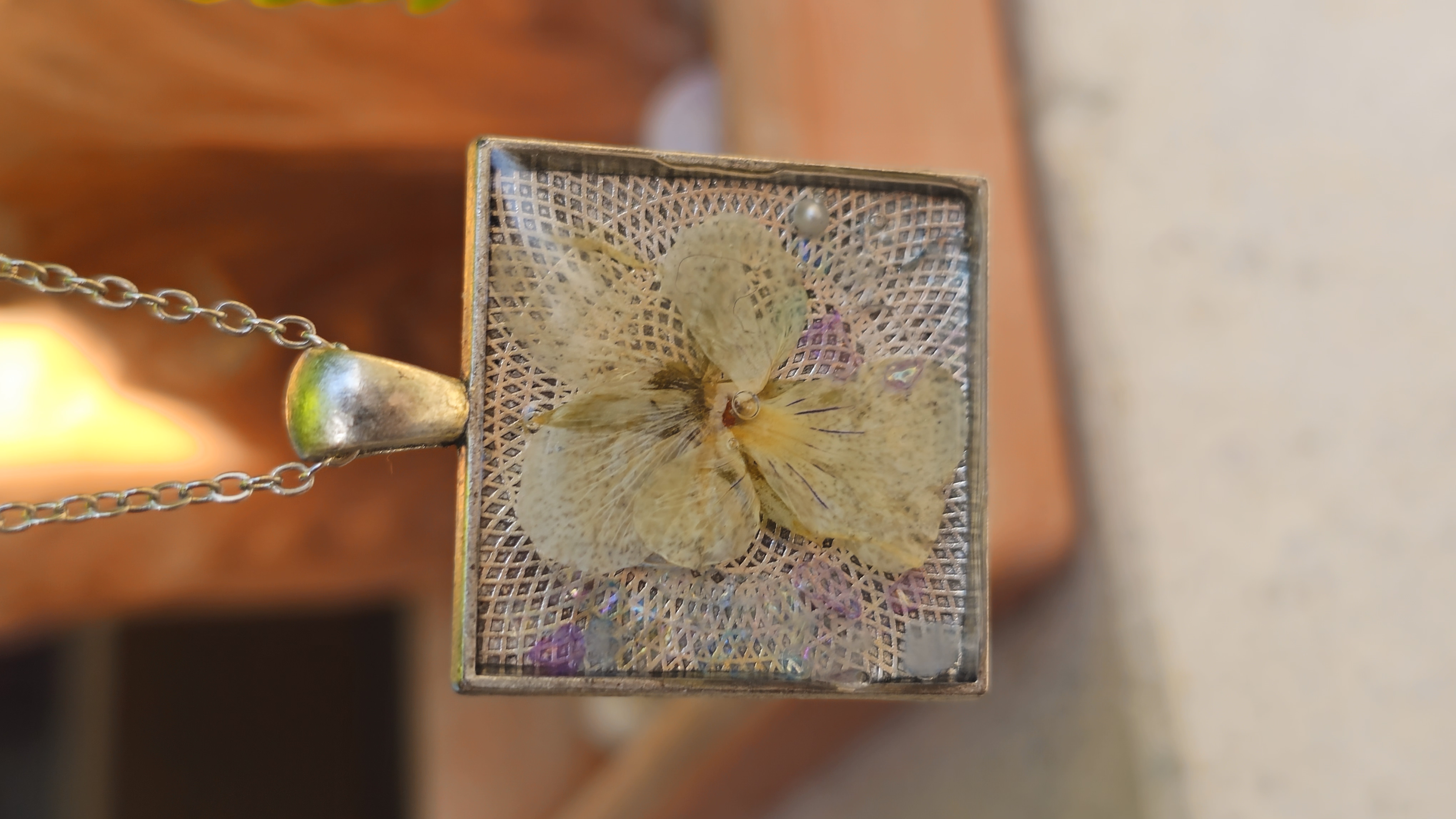 Collar con flor prensada