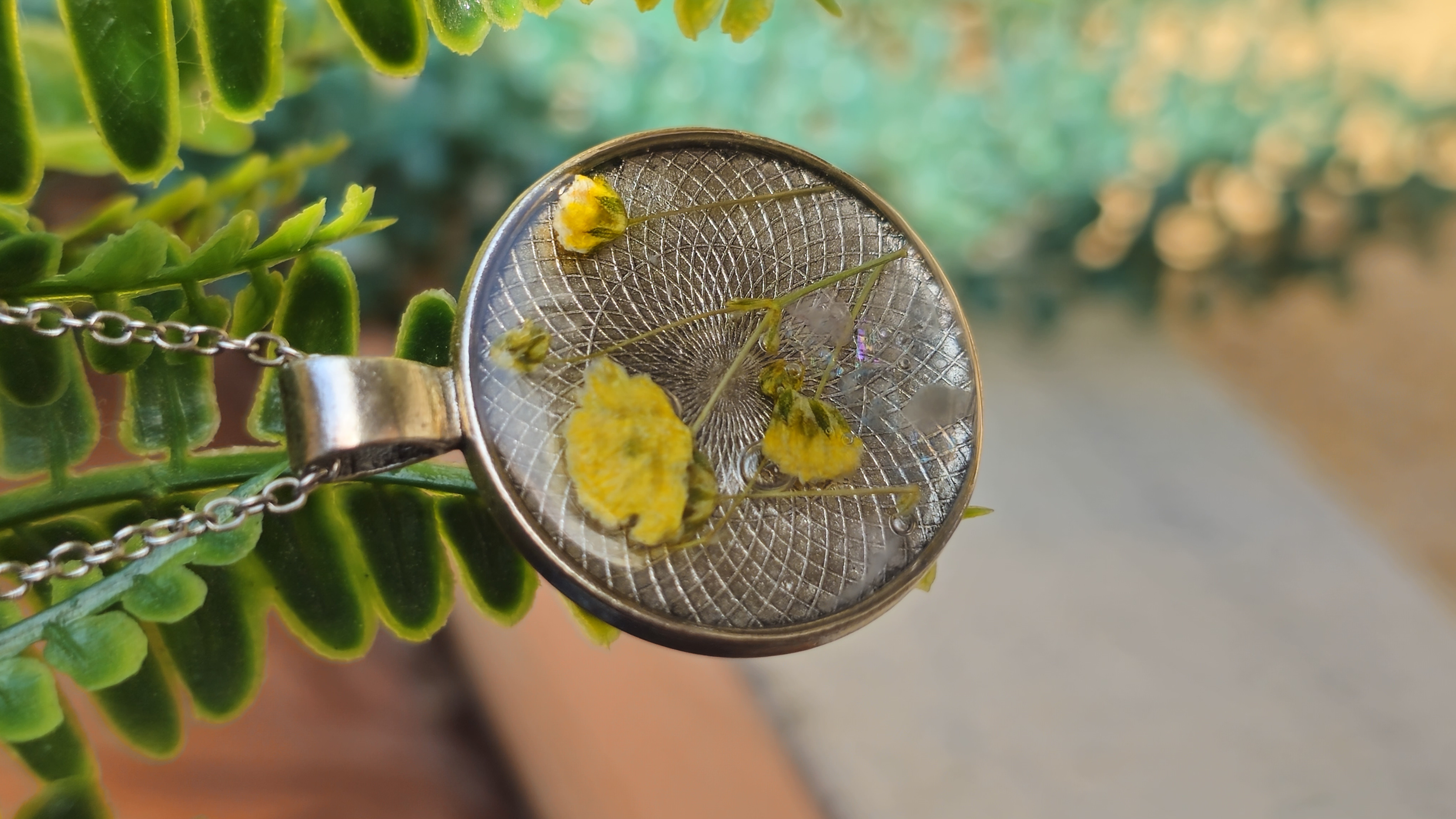 Colgante de flor prensada