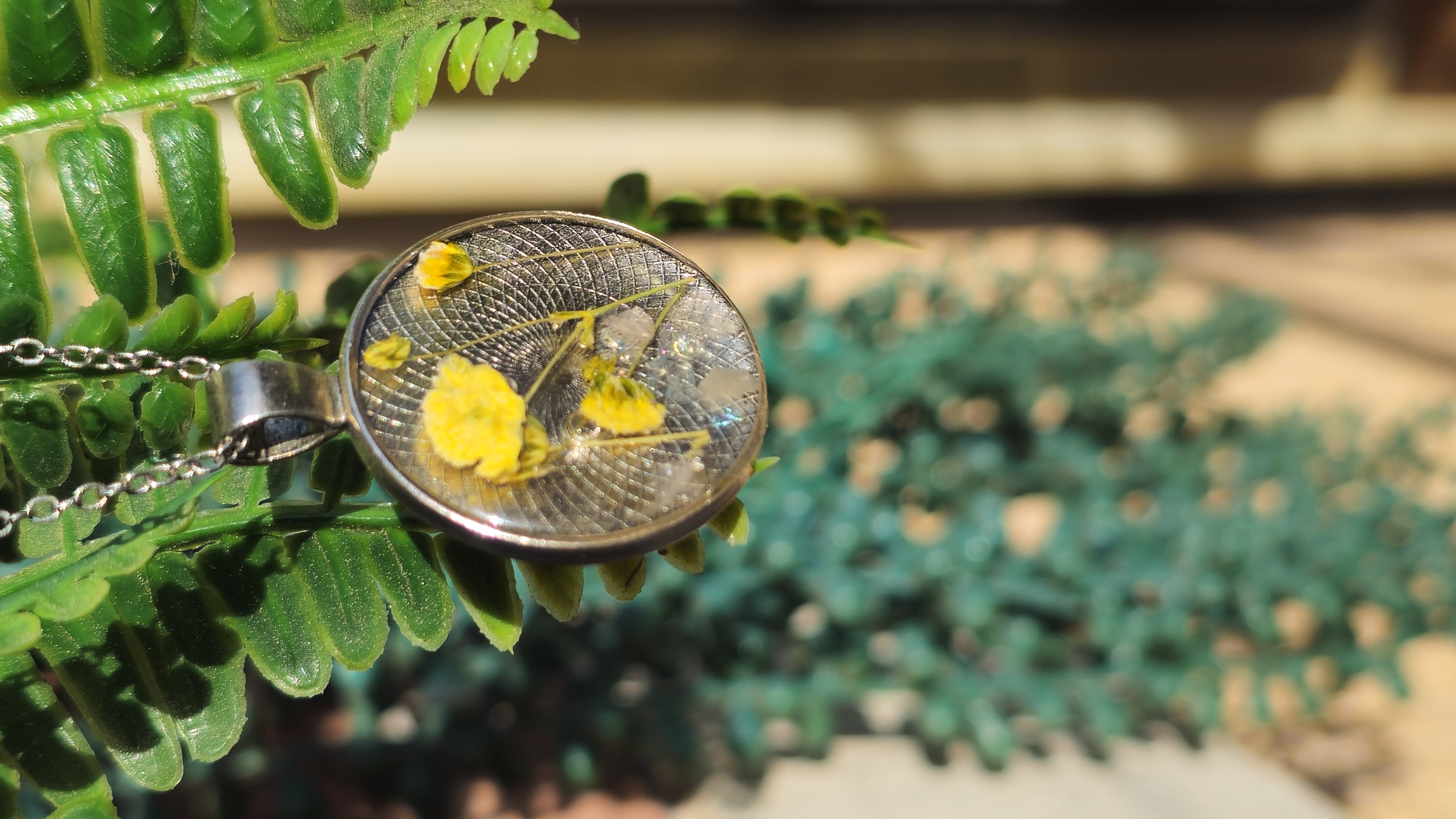 Colgante de flor prensada