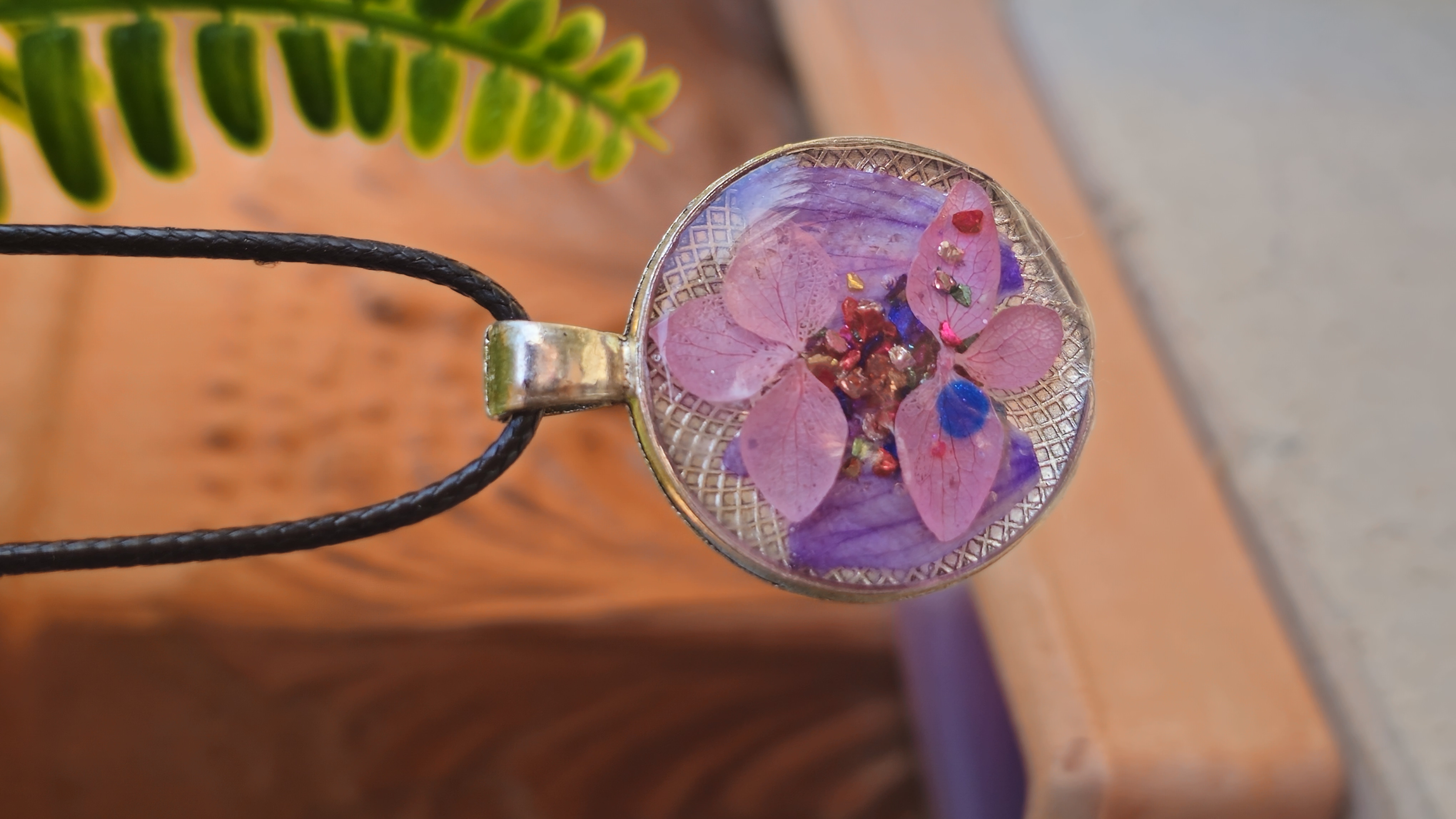 Collar con colgante floral