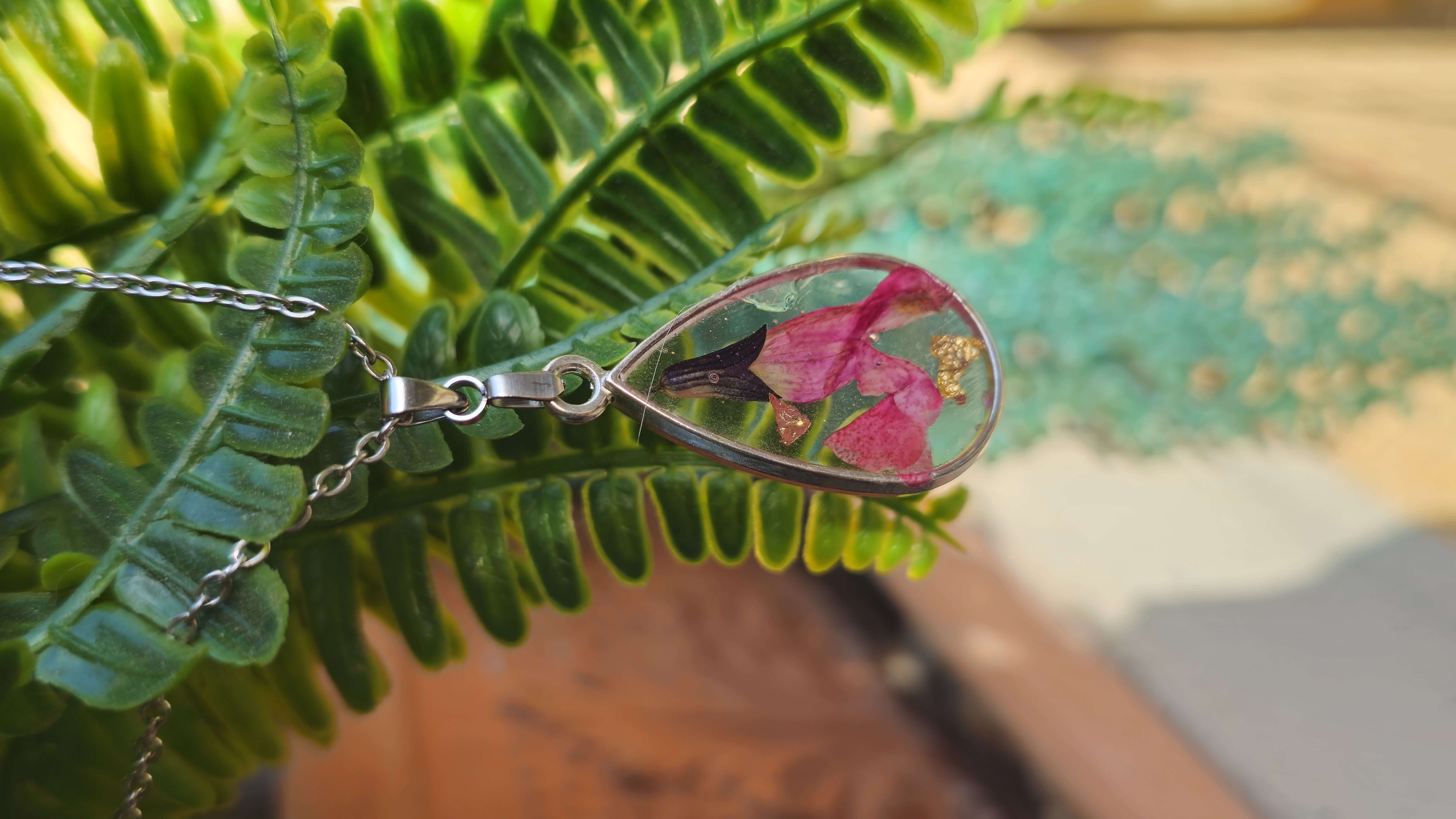 Colgante con flor prensada