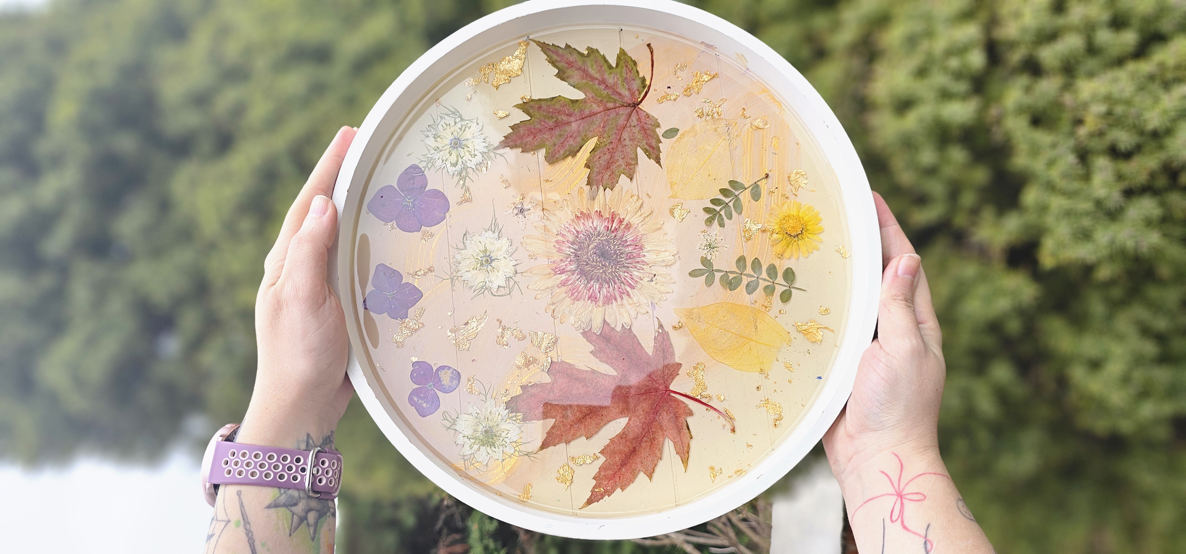 Bandeja de madera con flores secas