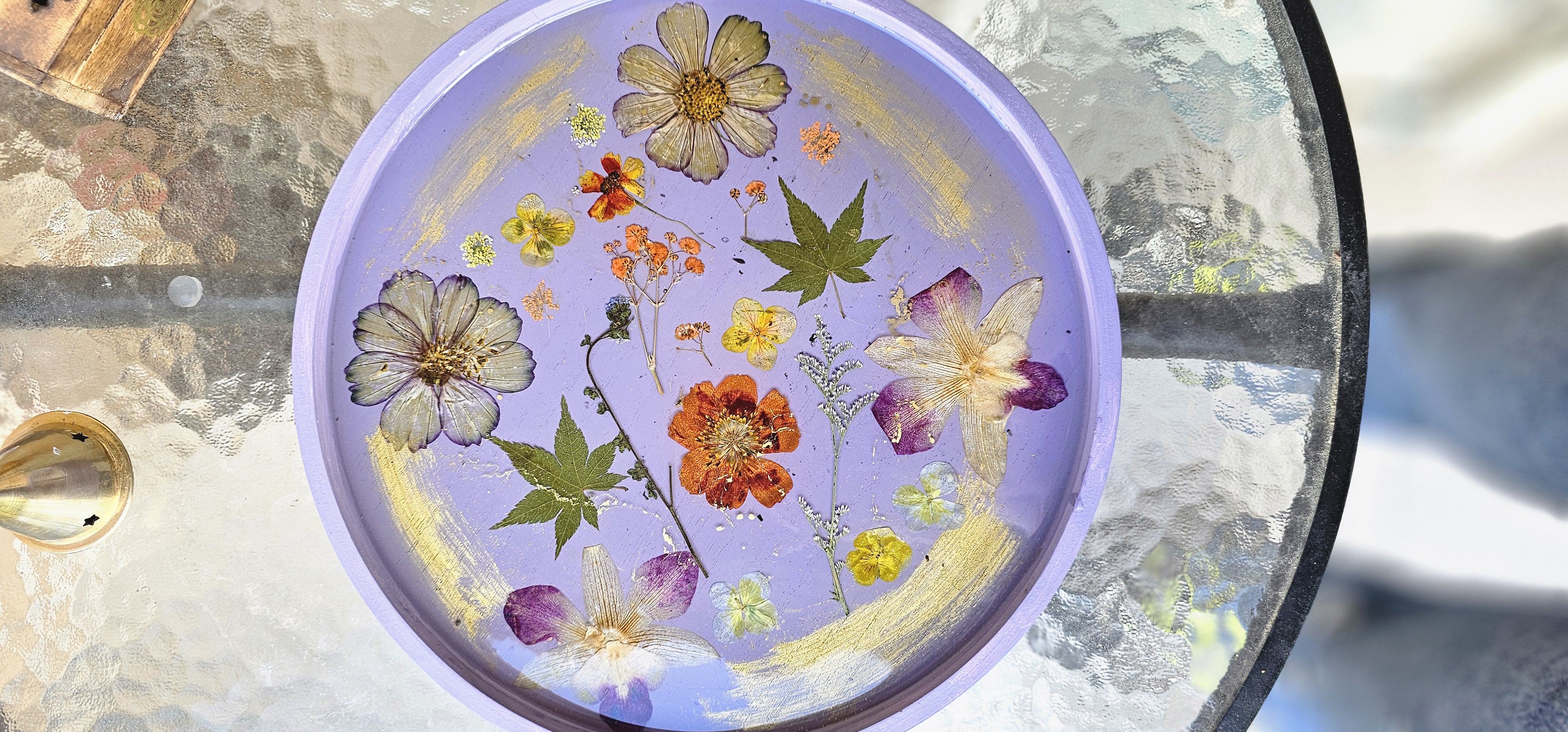 Bandeja decorativa con flores prensadas