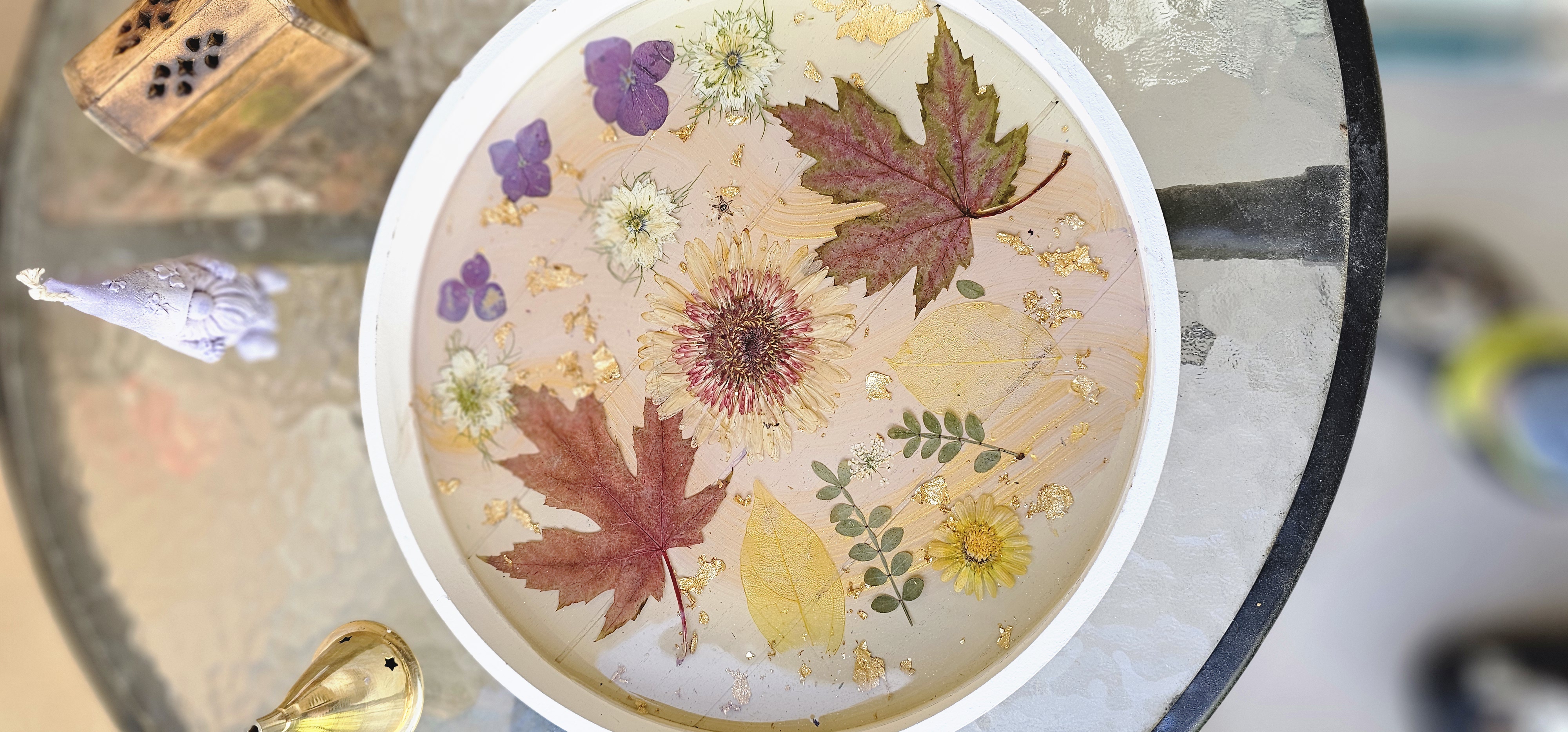 Bandeja de madera con flores secas