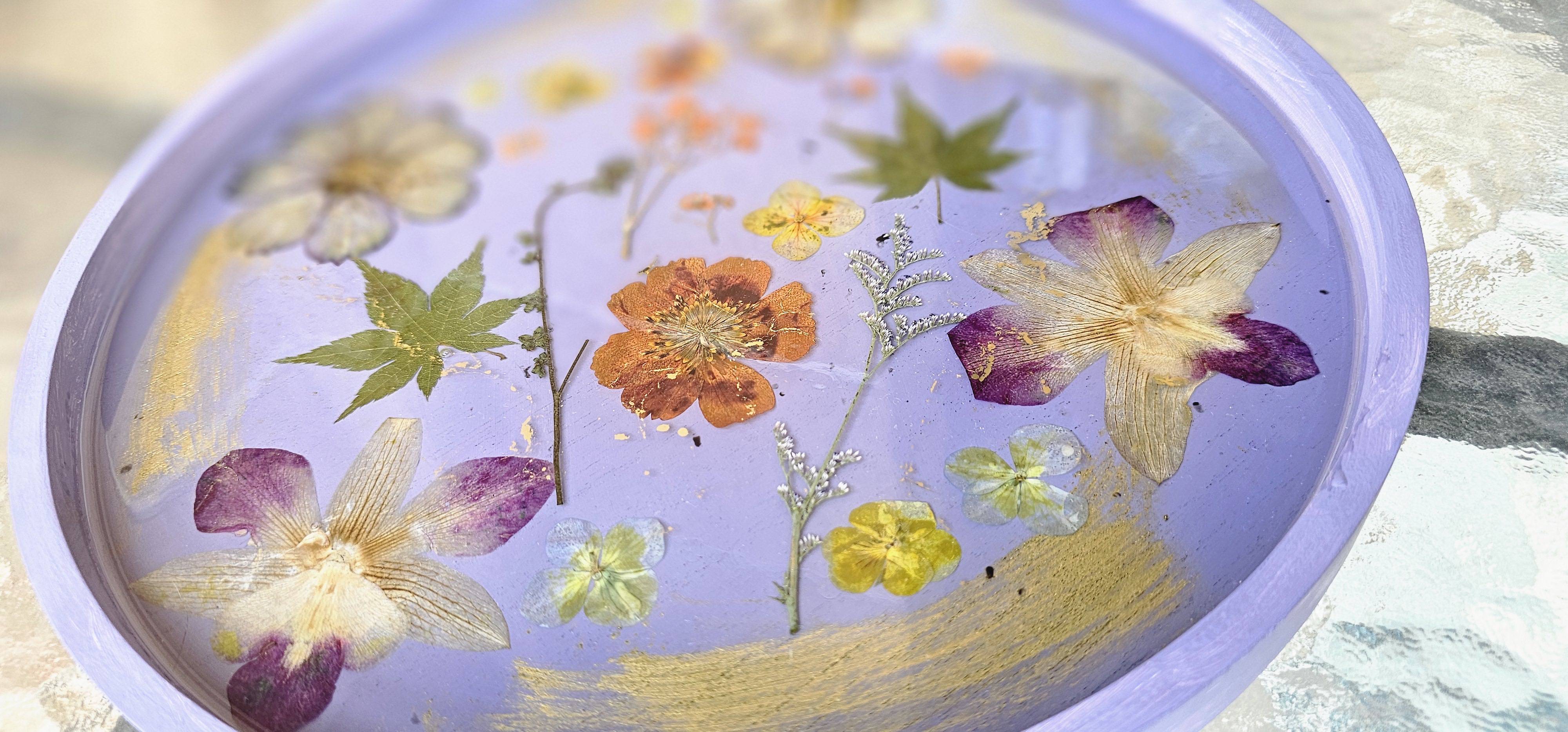 Bandeja decorativa con flores prensadas
