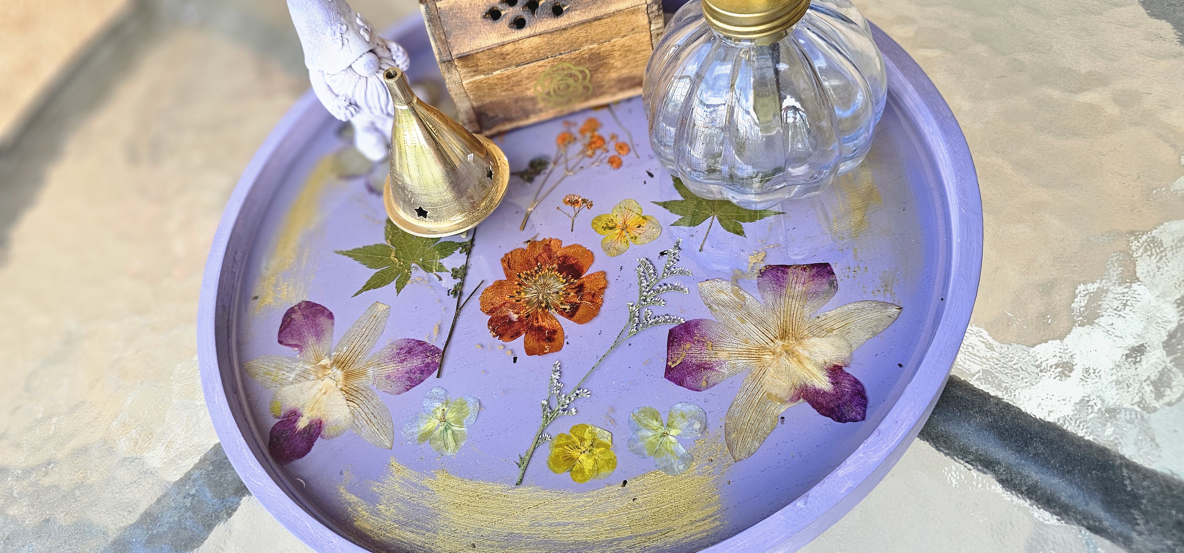 Bandeja decorativa con flores prensadas