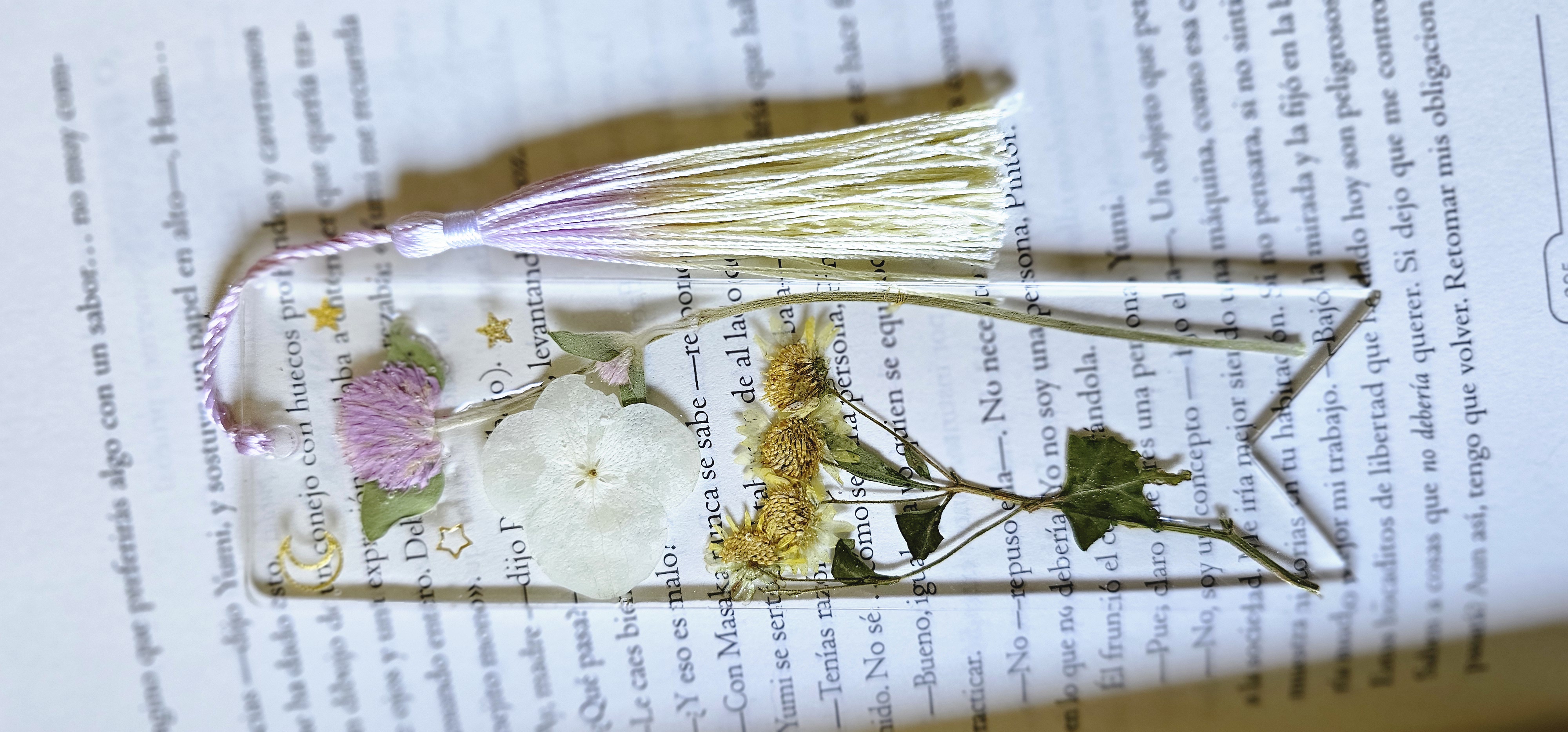 Marcador de libros con flores secas