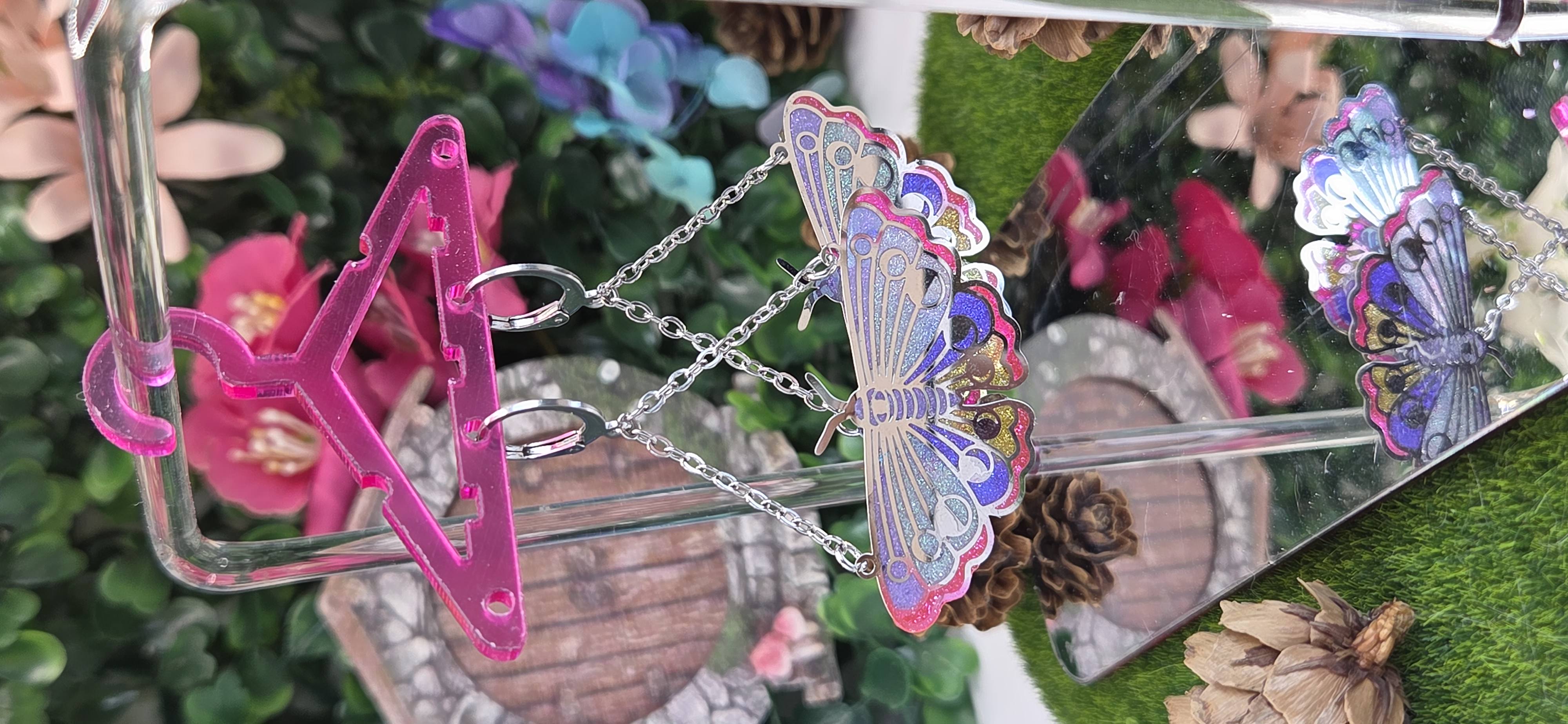 Aretes colgantes de mariposa vidriera