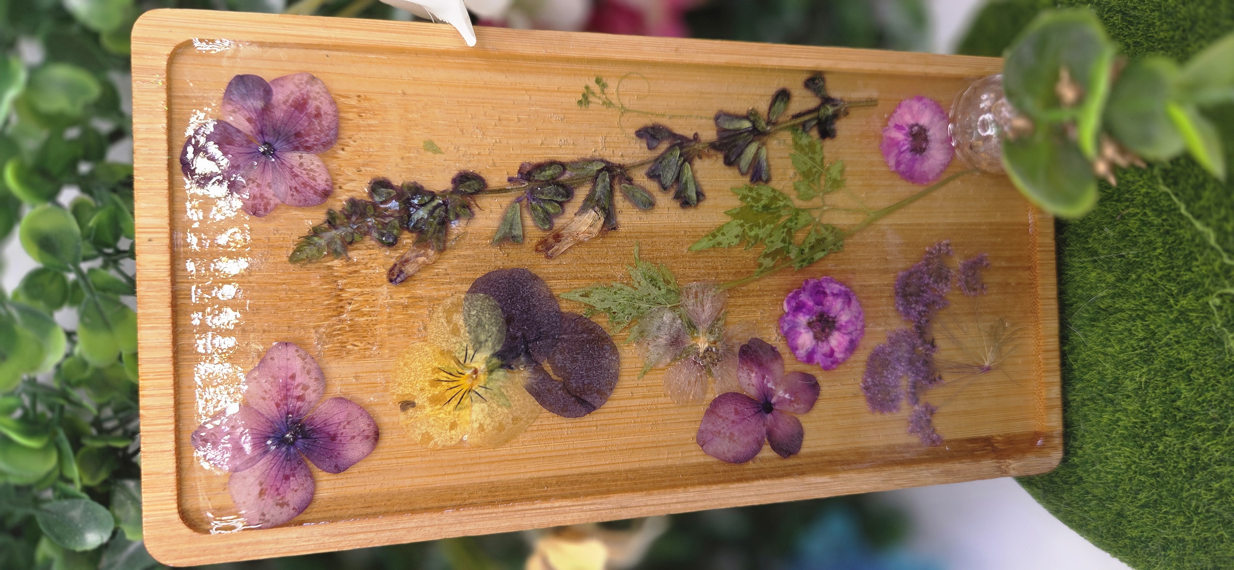 Bandeja decorativa de resina con flores secas