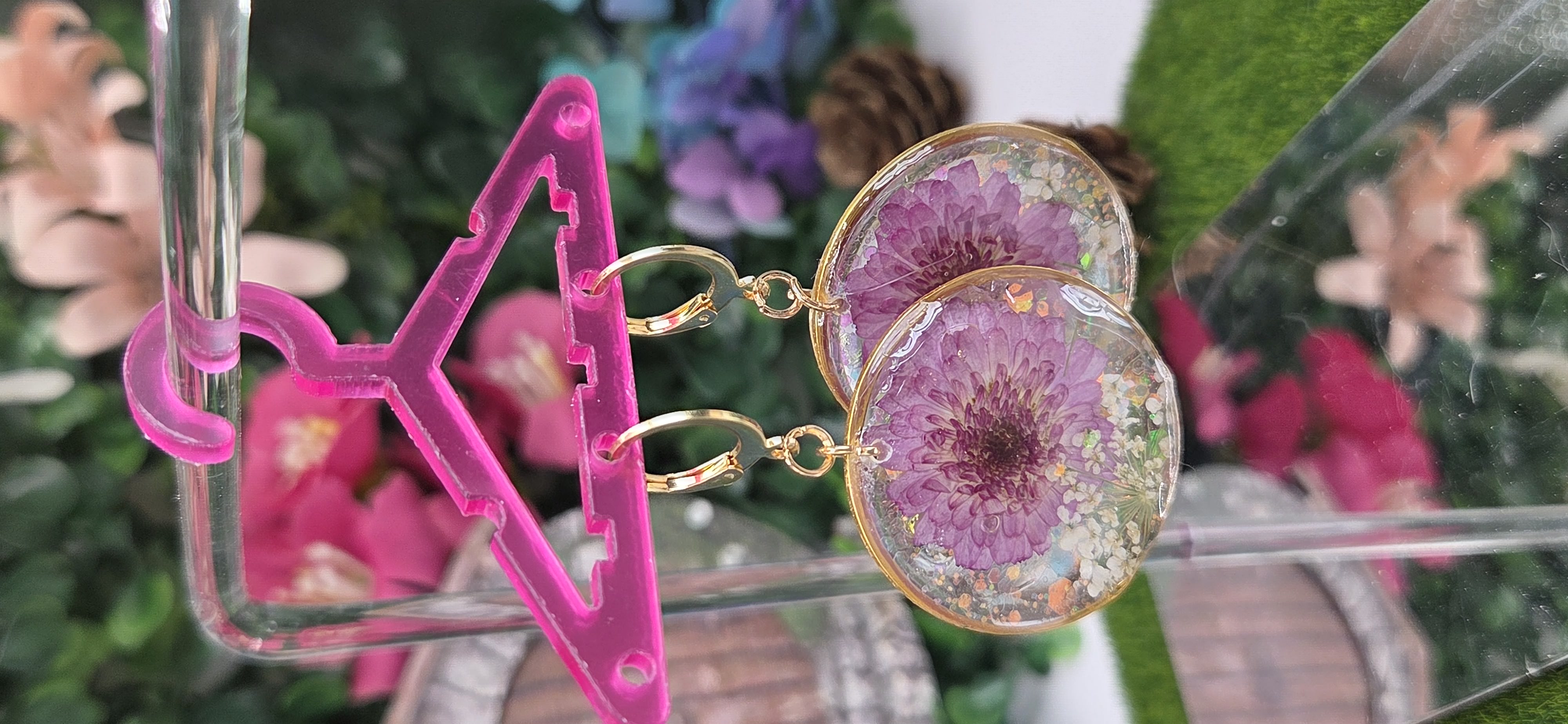 Aretes artesanales con flor natural