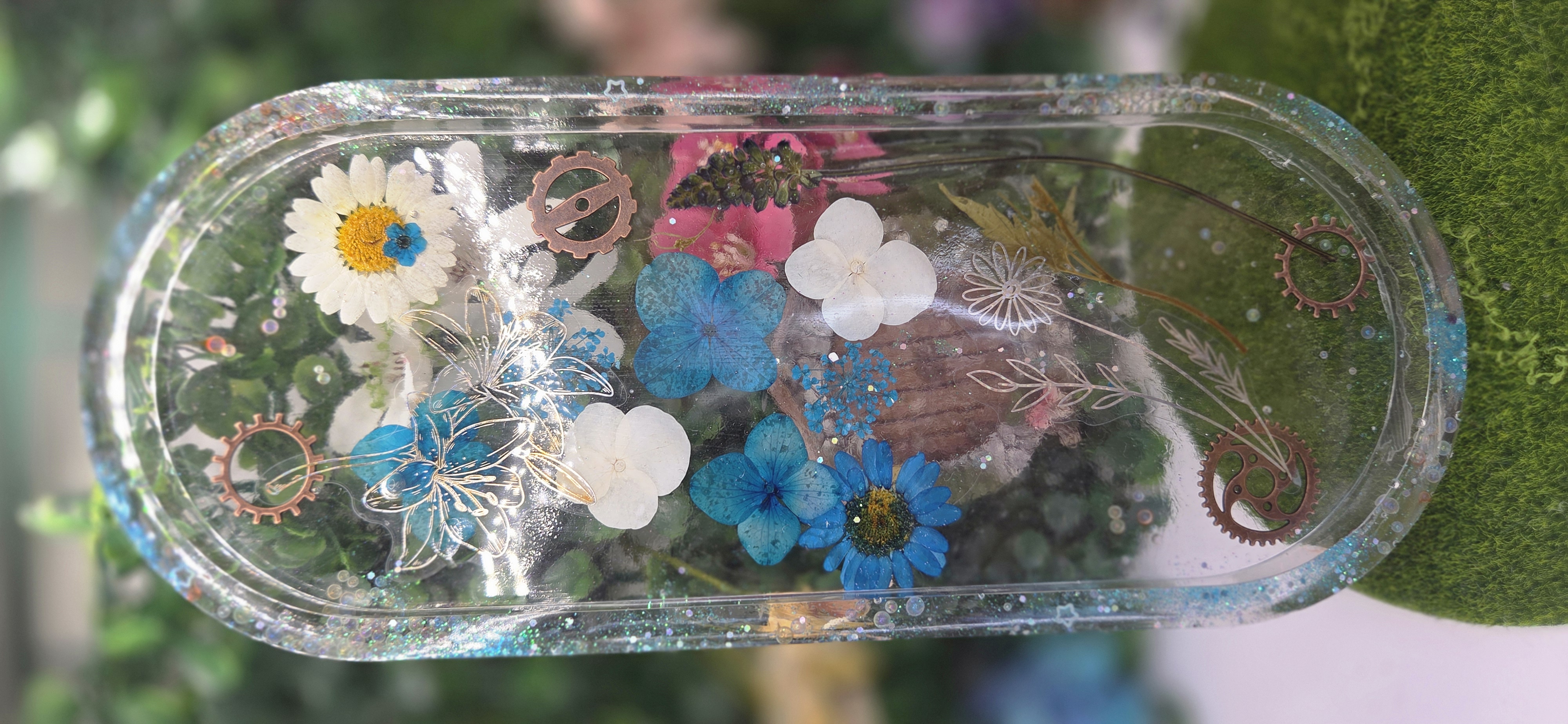 Bandeja de resina con flores prensadas