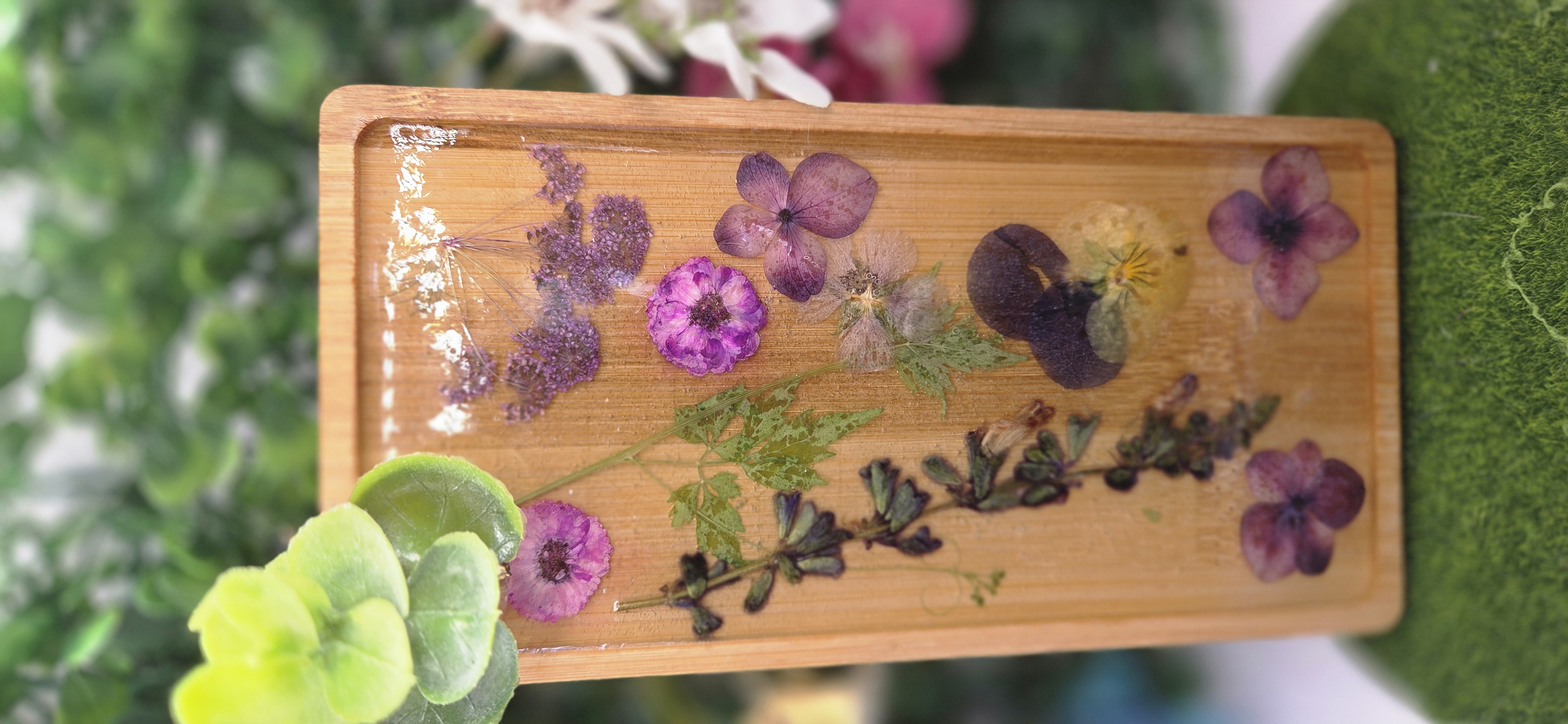 Bandeja decorativa de resina con flores secas