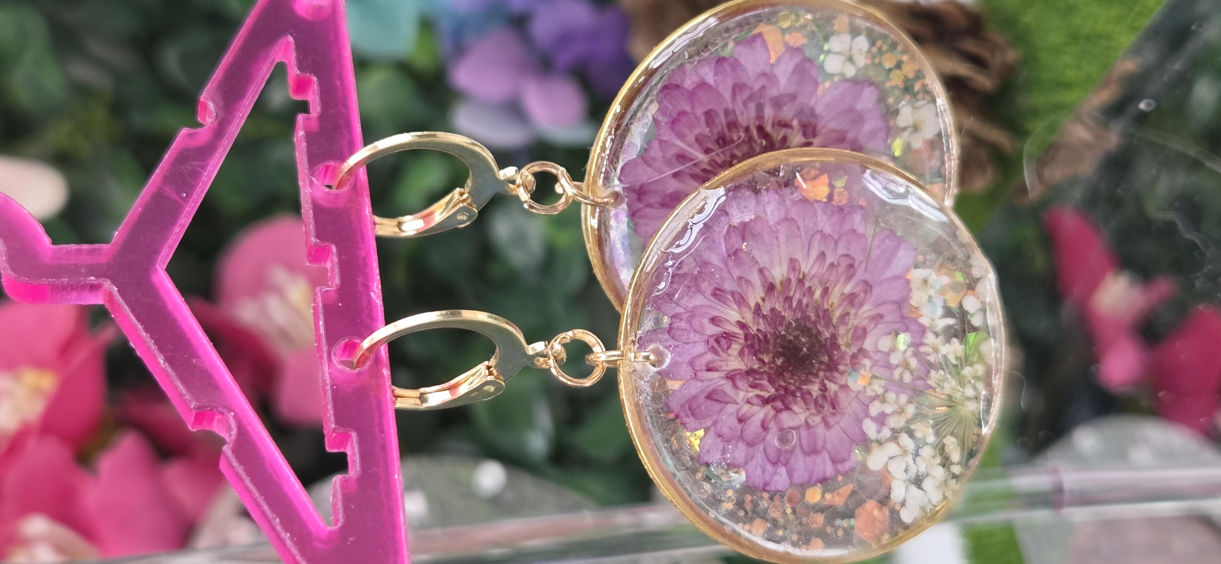 Aretes artesanales con flor natural