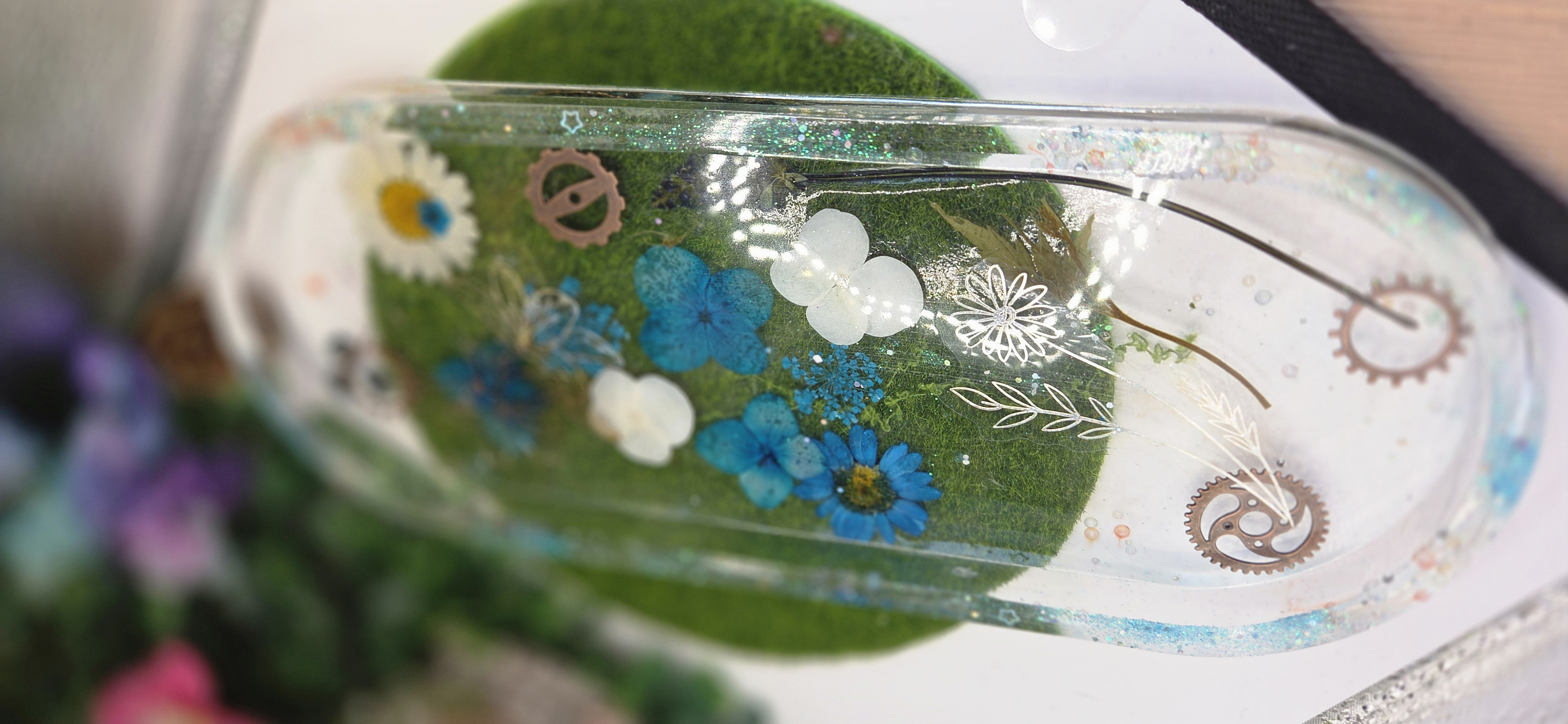 Bandeja de resina con flores prensadas