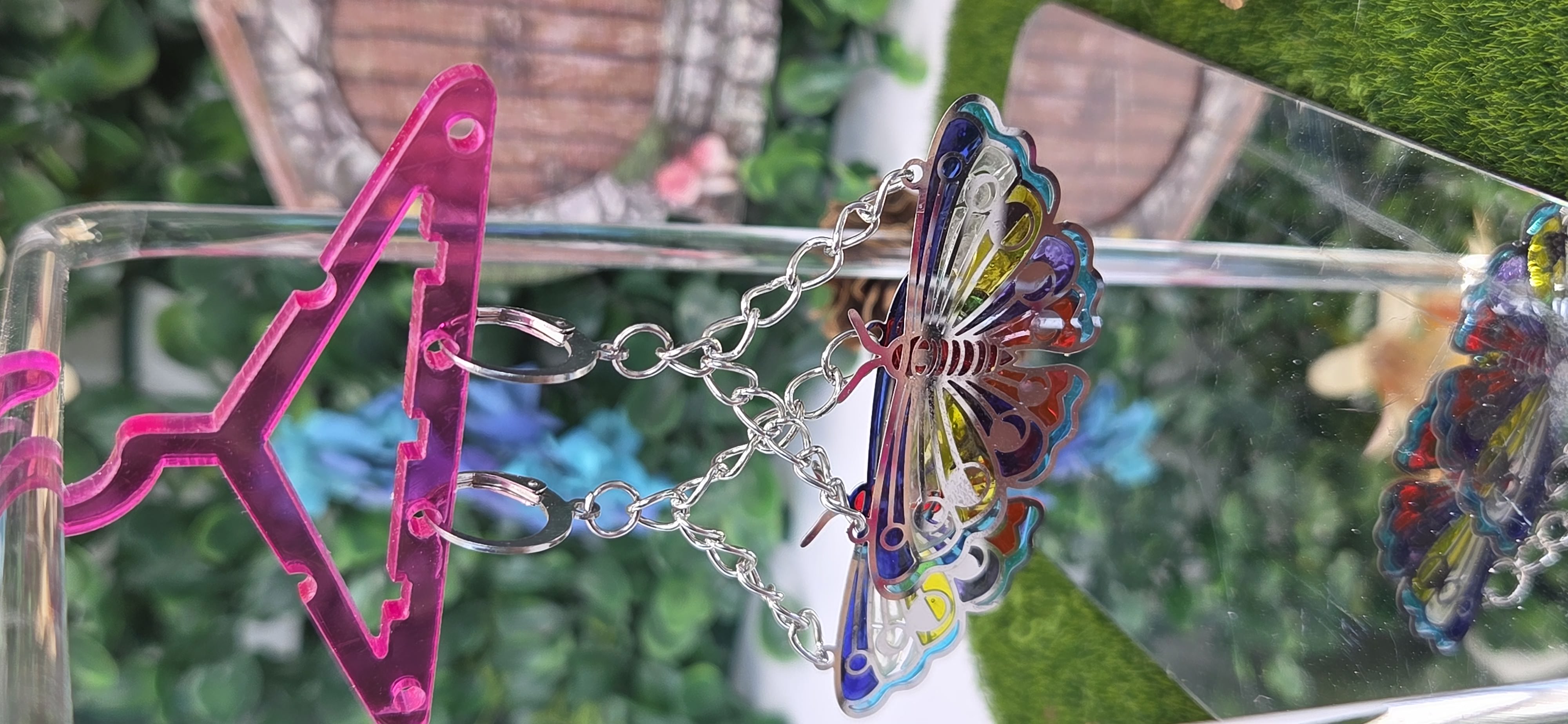 Aretes colgantes de mariposa vidriera