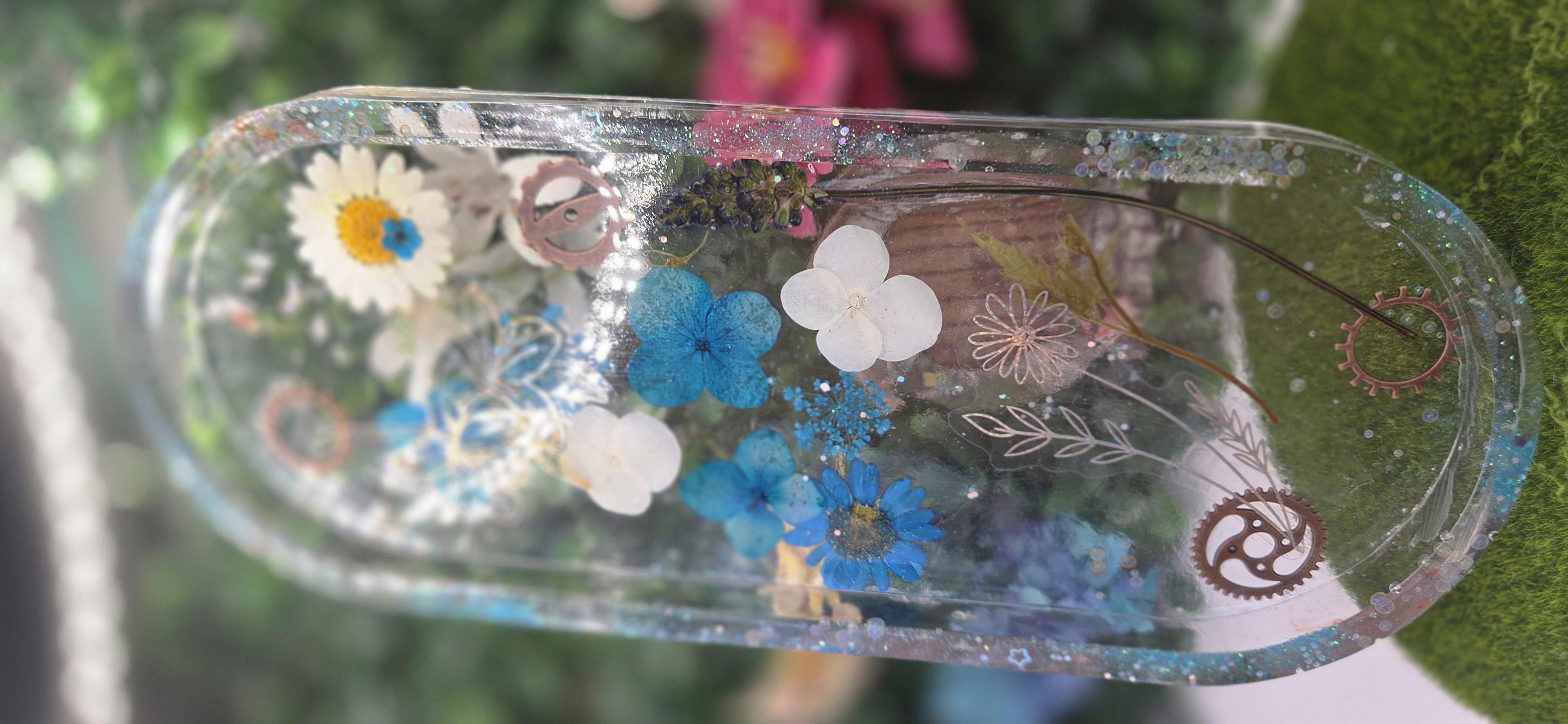 Bandeja de resina con flores prensadas