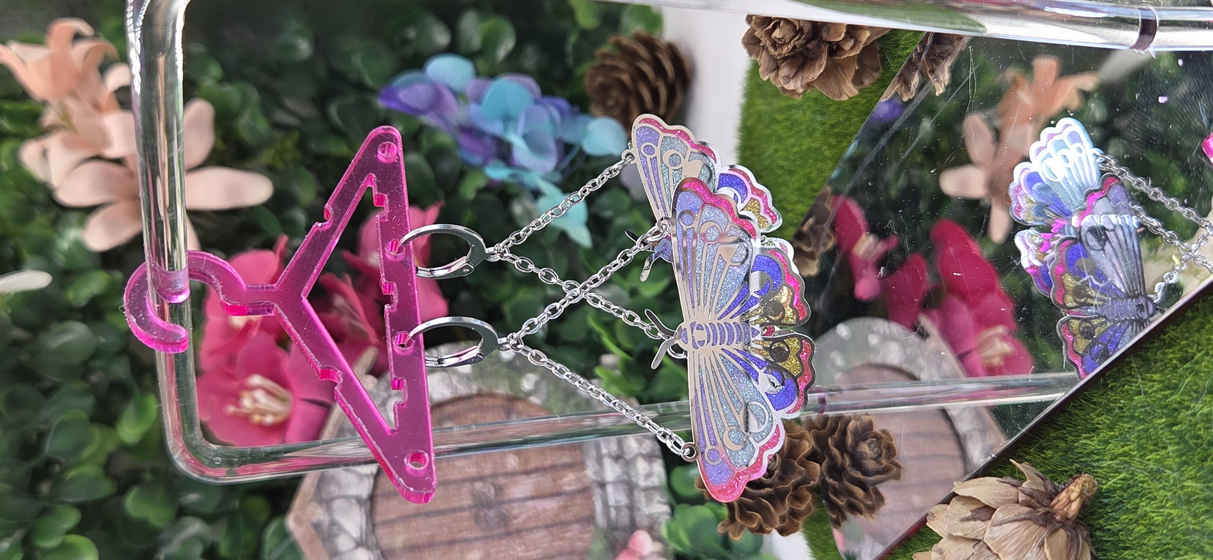 Aretes colgantes de mariposa vidriera