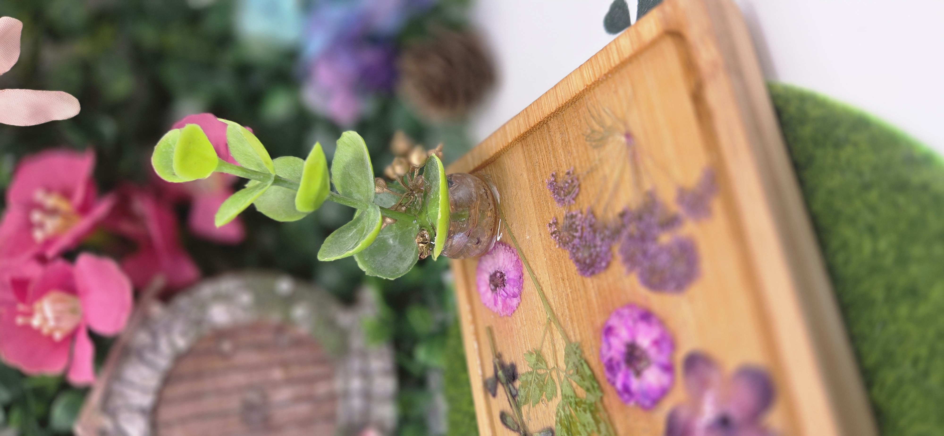 Bandeja decorativa de resina con flores secas