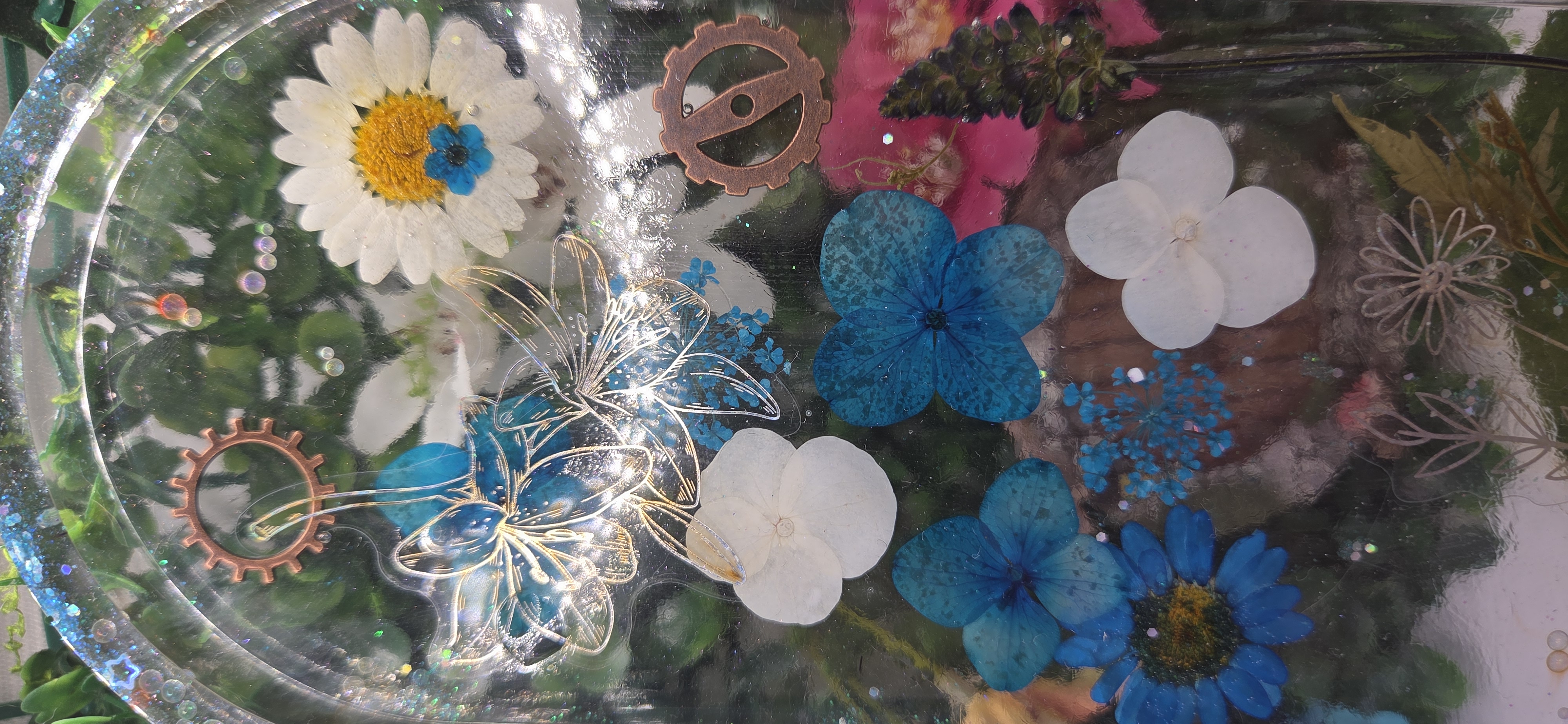 Bandeja de resina con flores prensadas