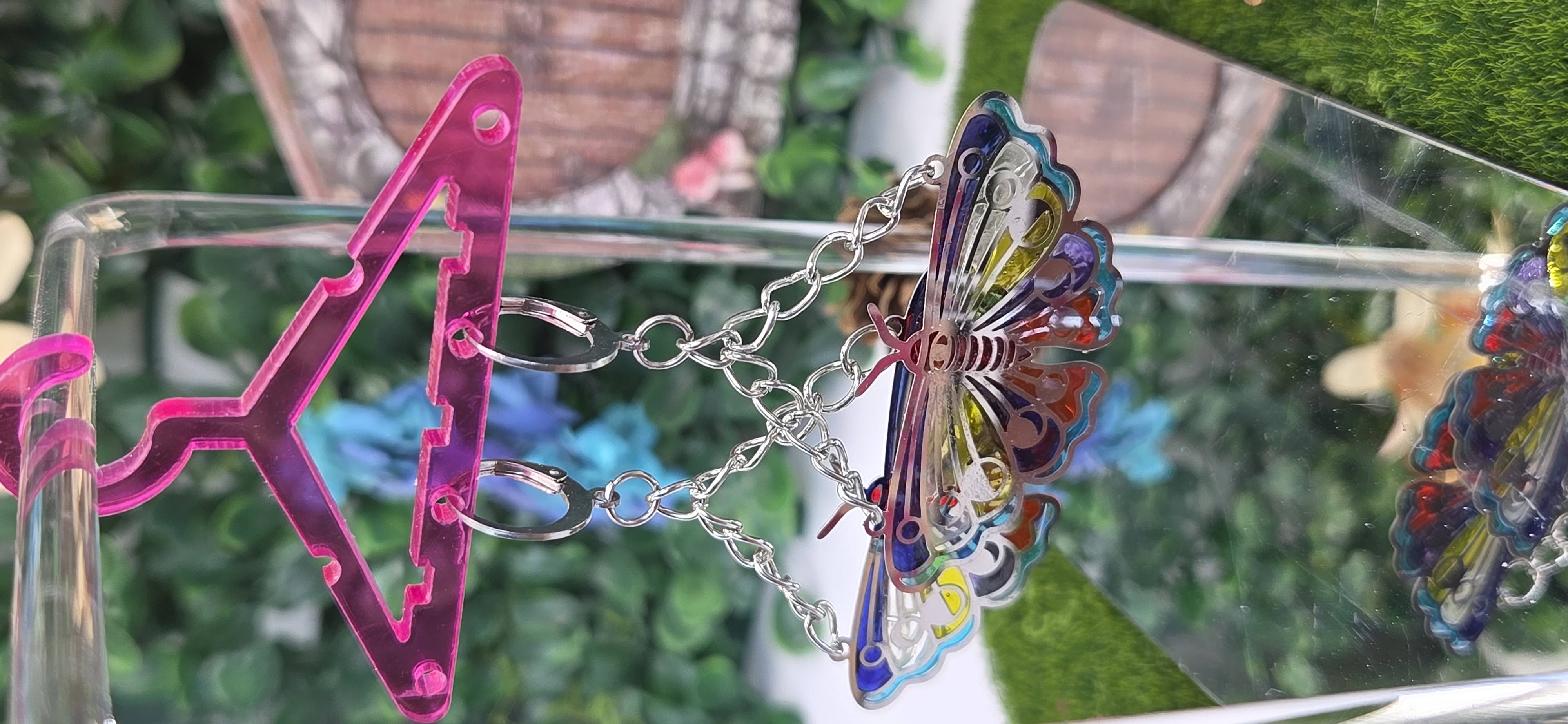 Aretes colgantes de mariposa vidriera