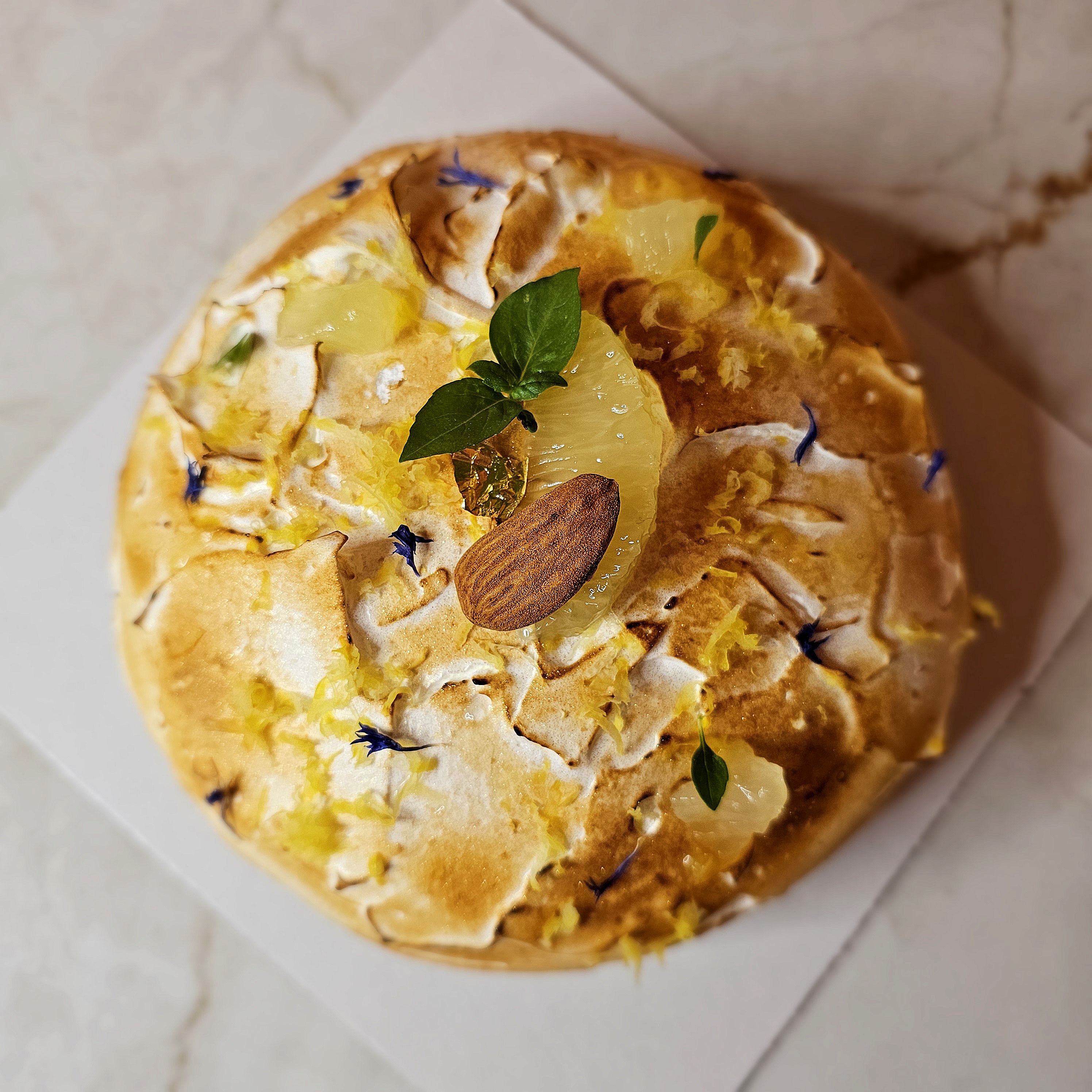 Tarte au Citron meringuée, Amandes, Basilic 