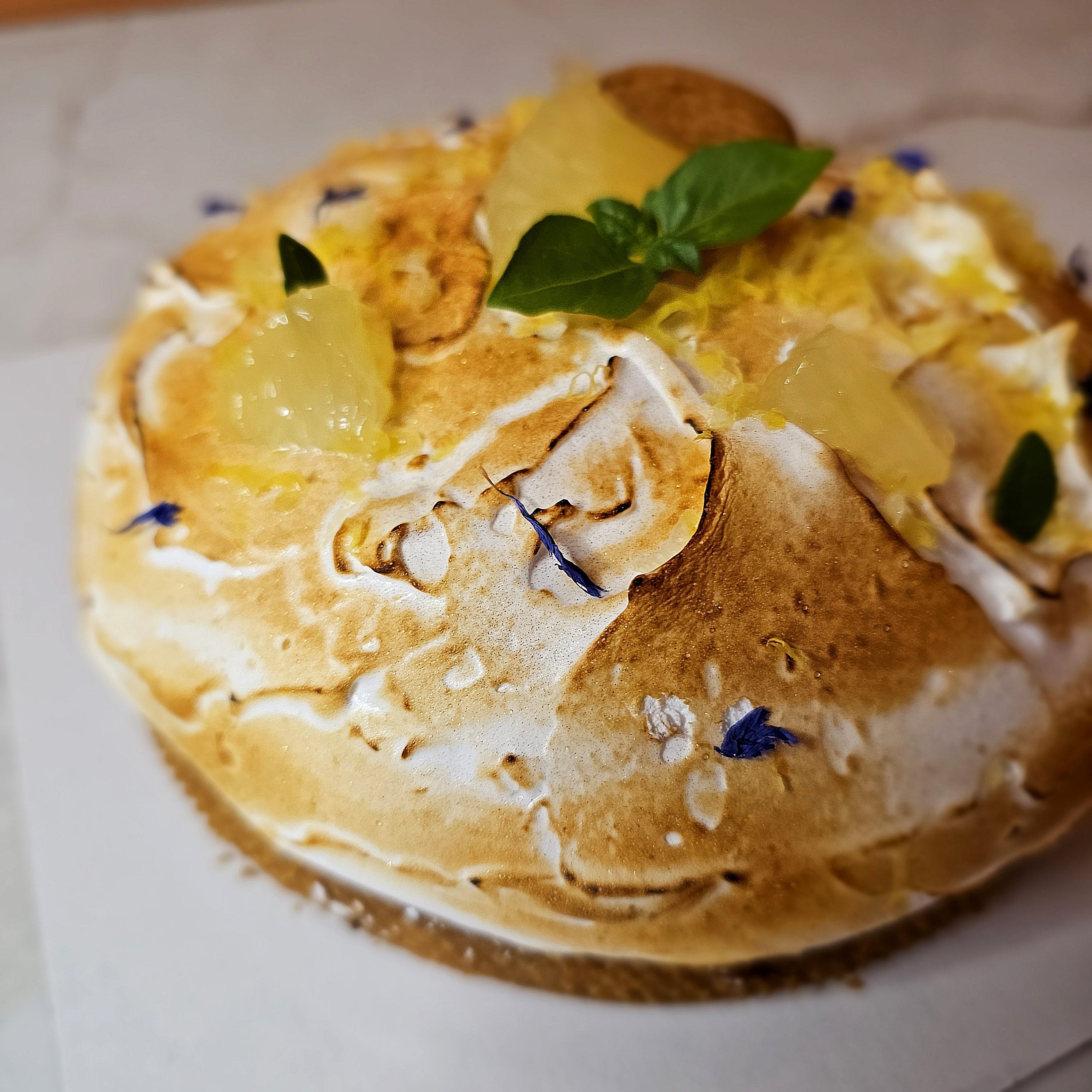 Tarte au Citron meringuée, Amandes, Basilic 