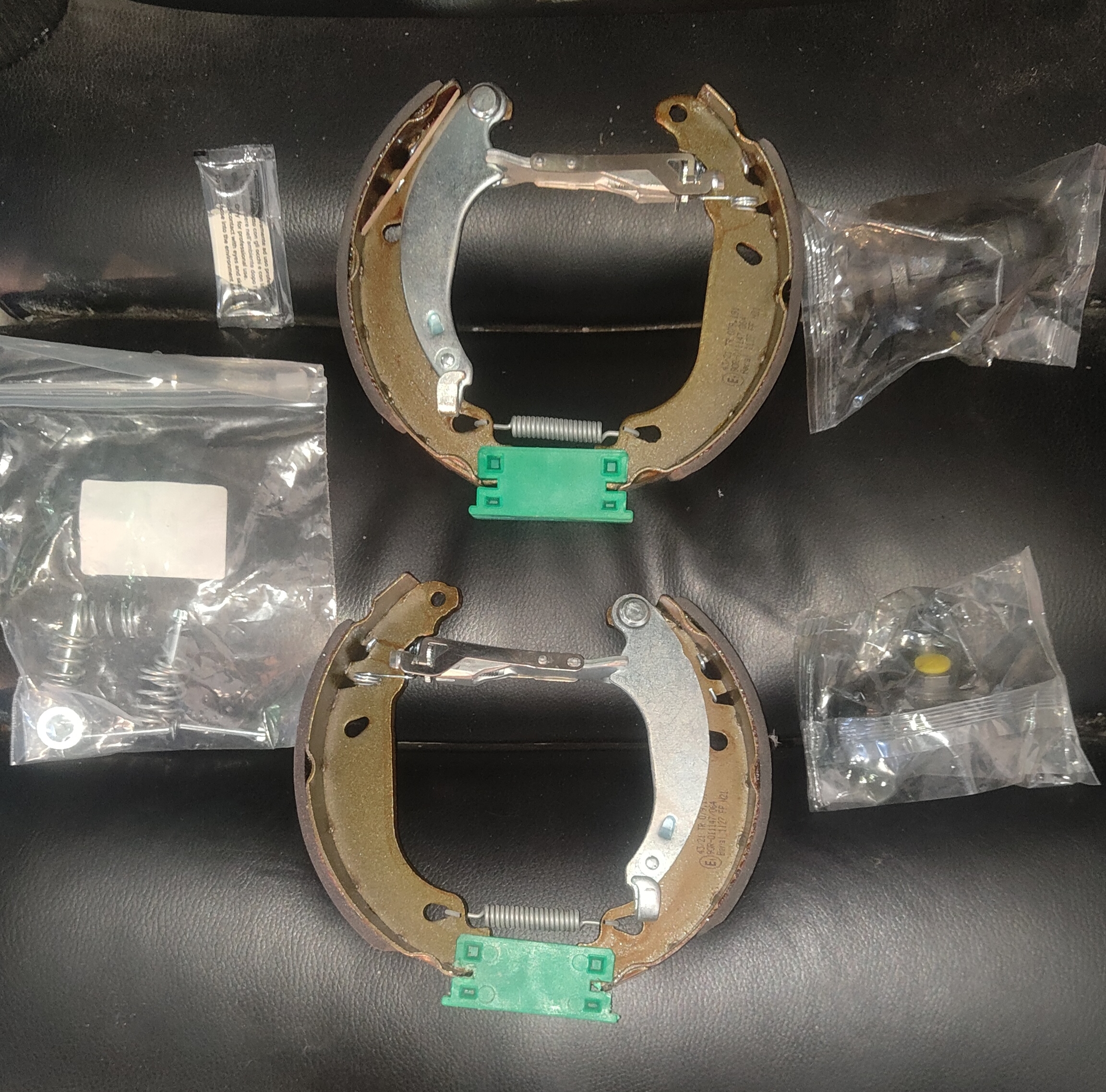 Jeu de 4 mâchoires de frein prémonté avec cylindre et accessoire de montage pour Peugeot 