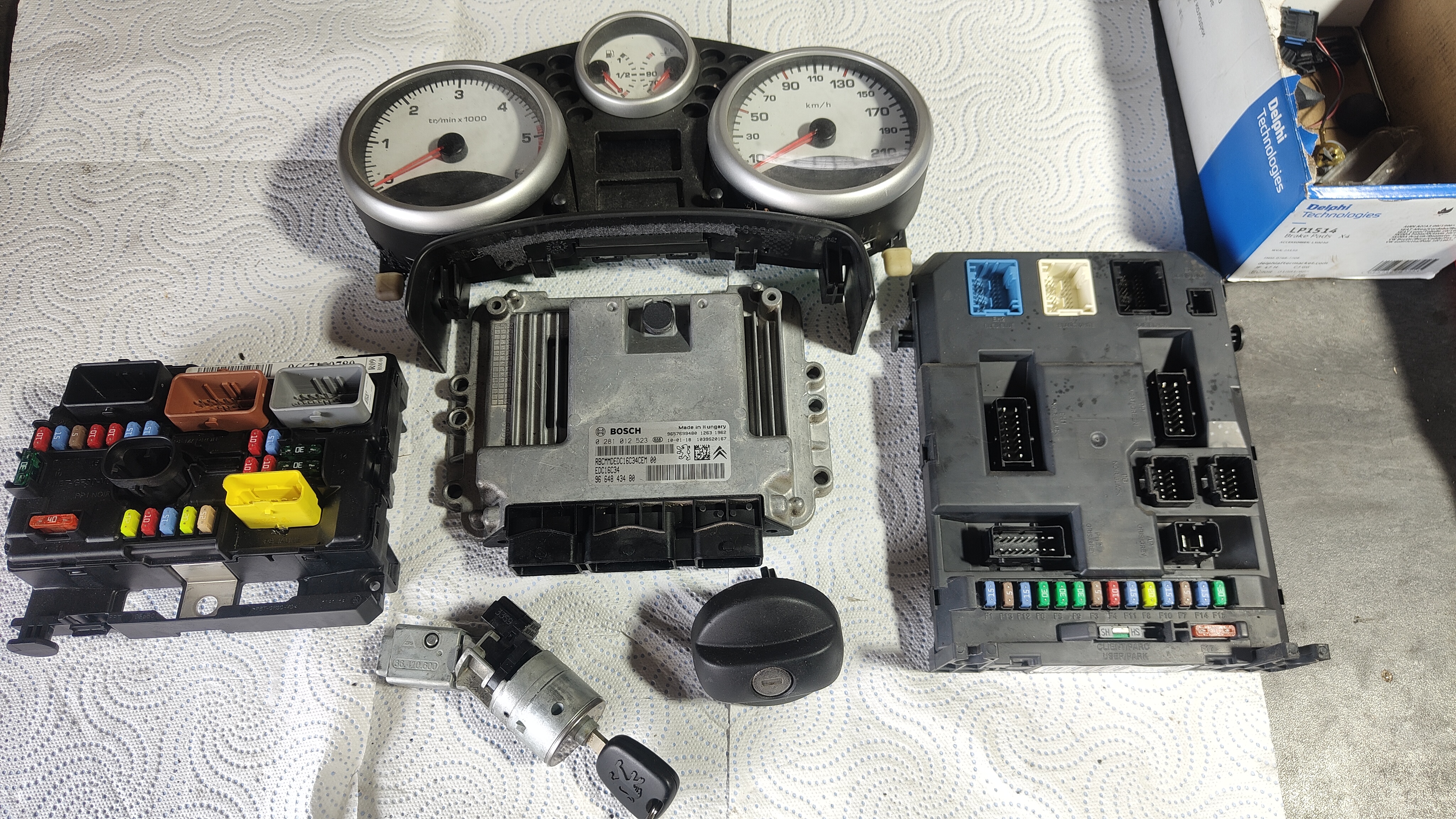 Kit démarrage Peugeot 207 1.4 HDI 8v DV4tTD 8HZ hdi 2010 + serrure + trappe à carburant