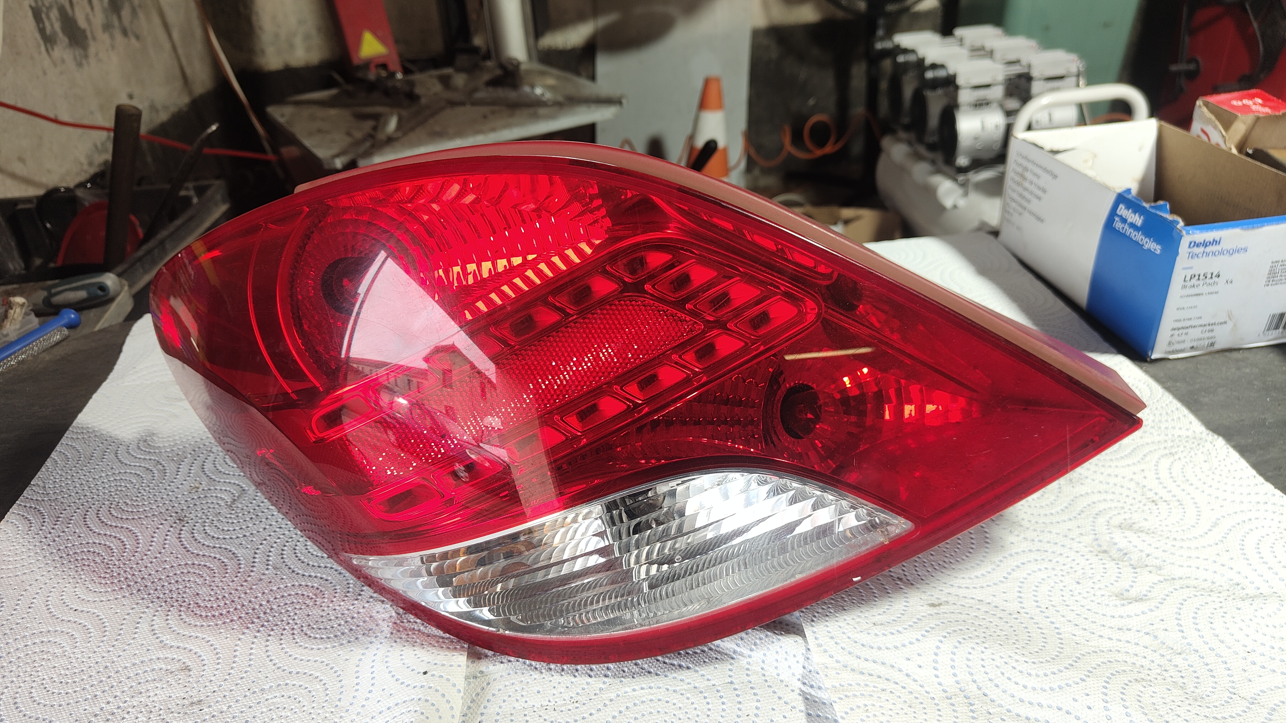 phare feux de stop arrière gauche Peugeot 207 3 porte de 2010 avec la platine