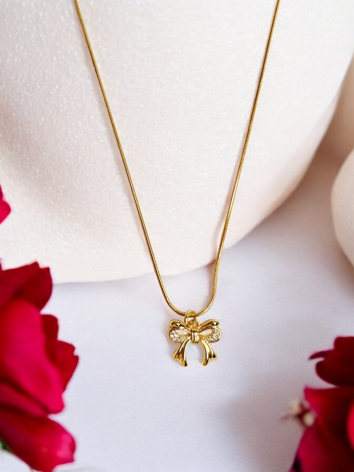 Elegant Gold Bow Necklace