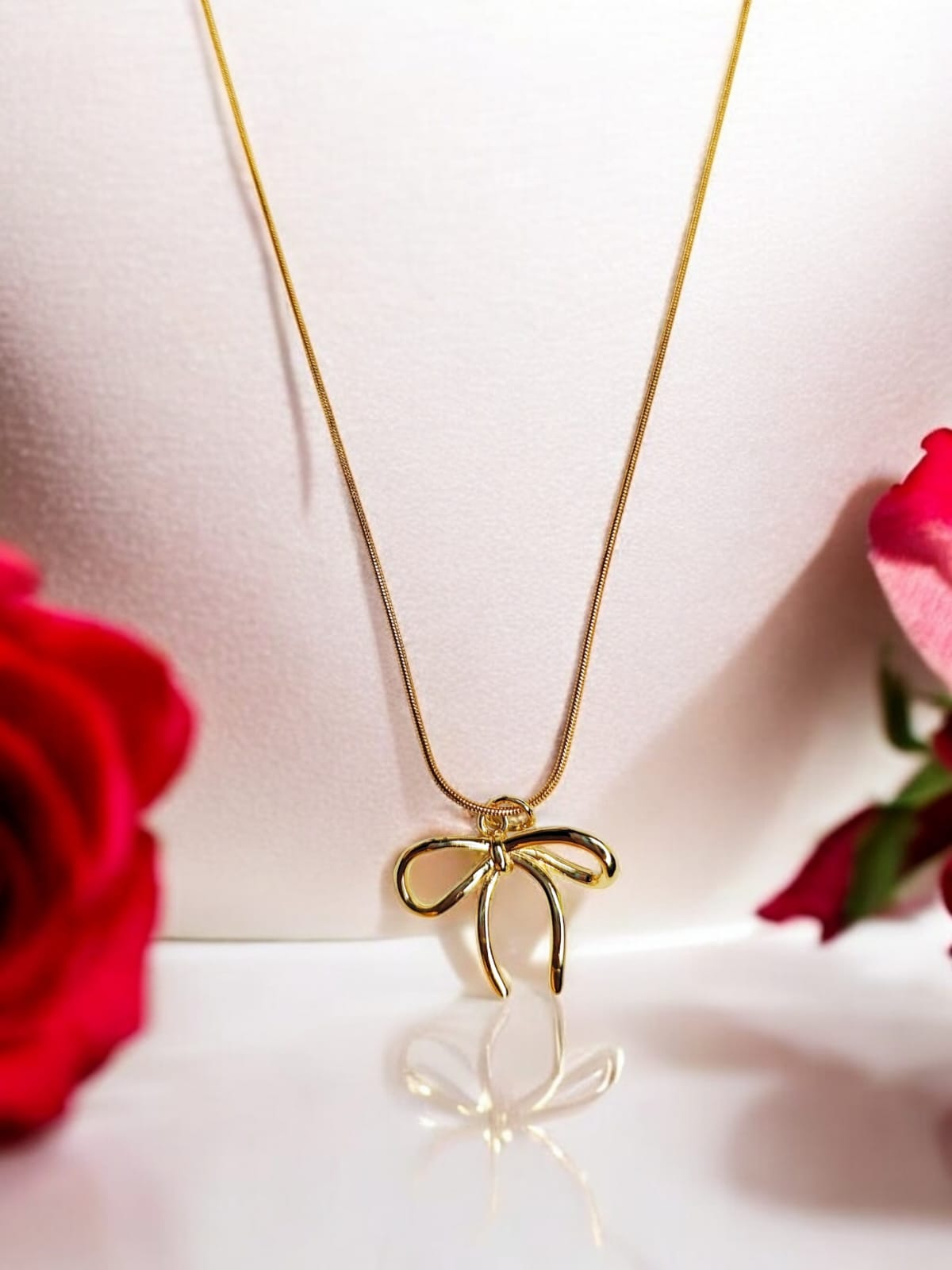 Elegant Gold Bow Necklace