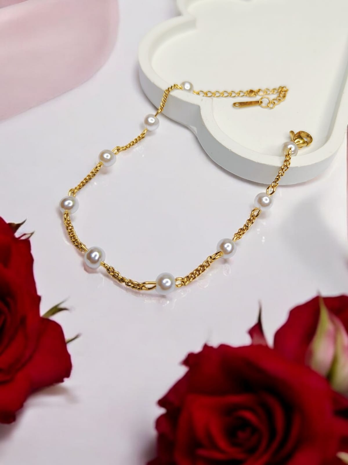Elegant Gold Bracelet with Pearls