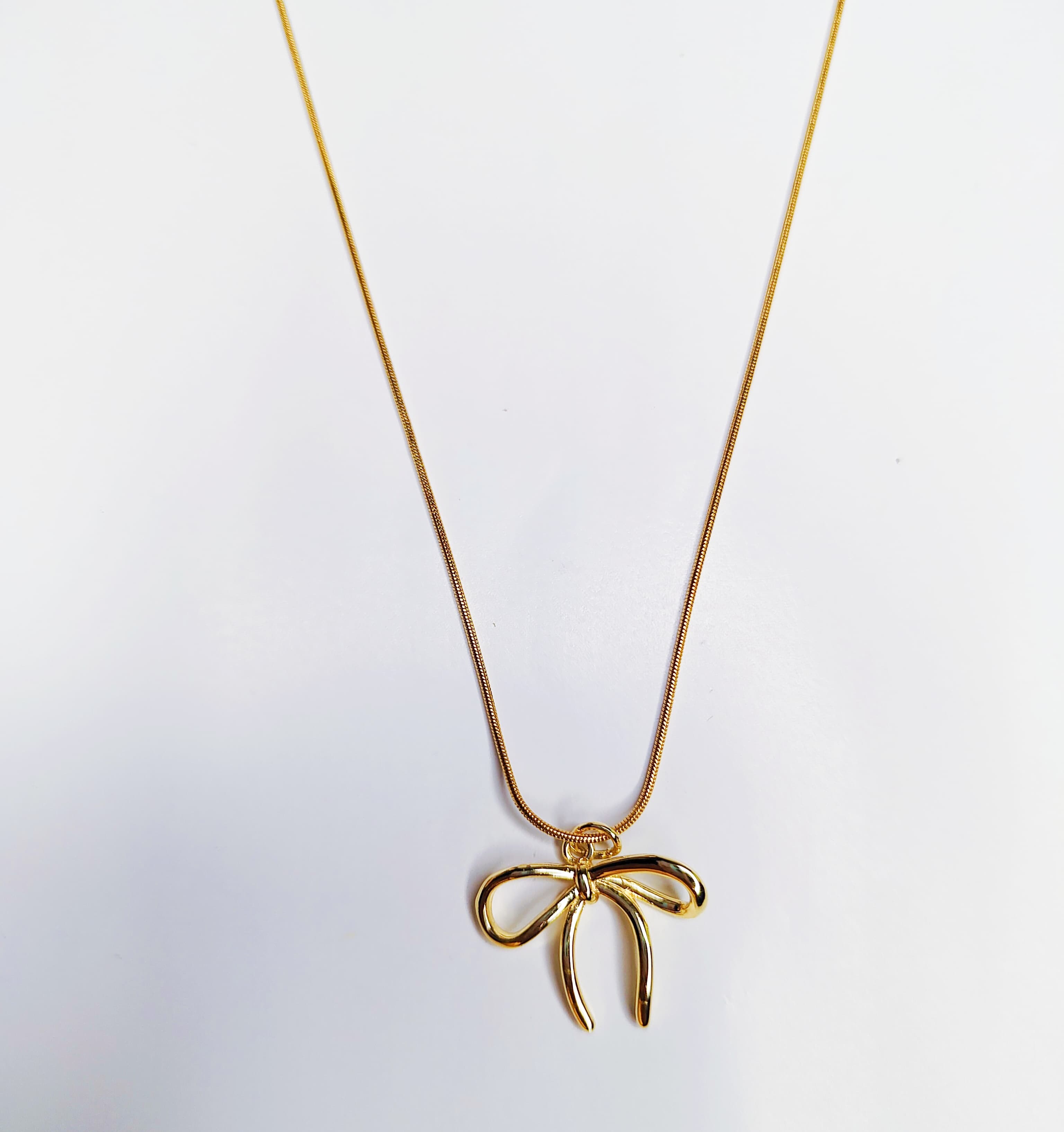 Elegant Gold Bow Necklace