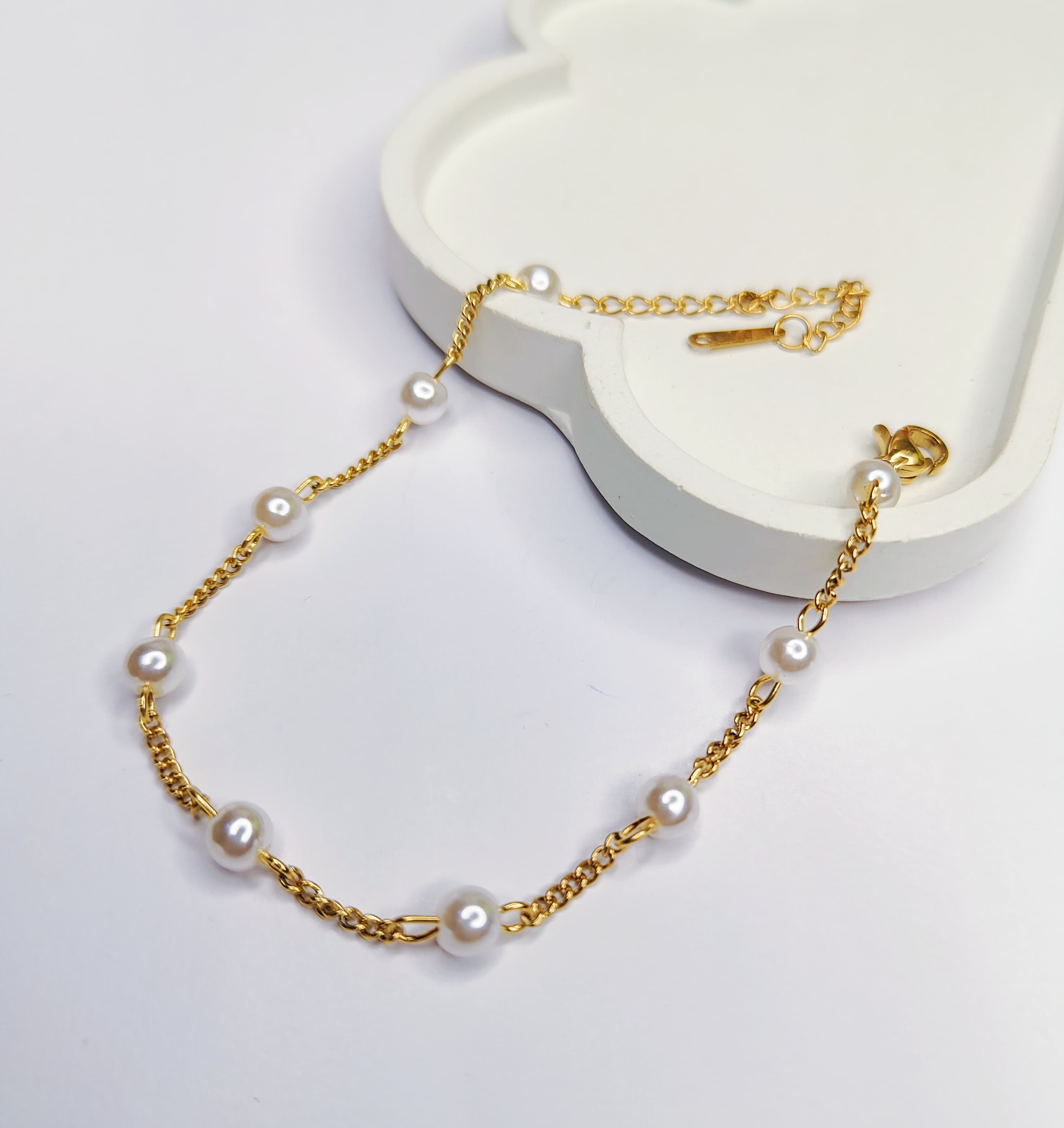 Elegant Gold Bracelet with Pearls