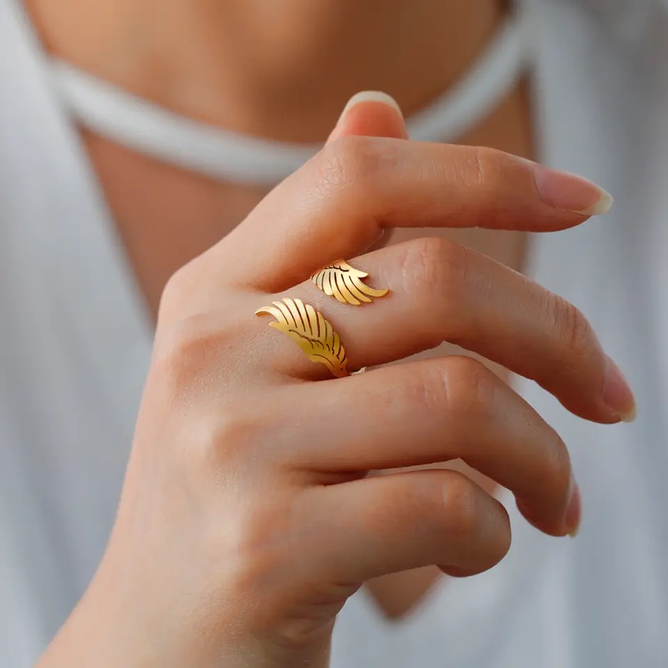 Bague en or avec motif de plume