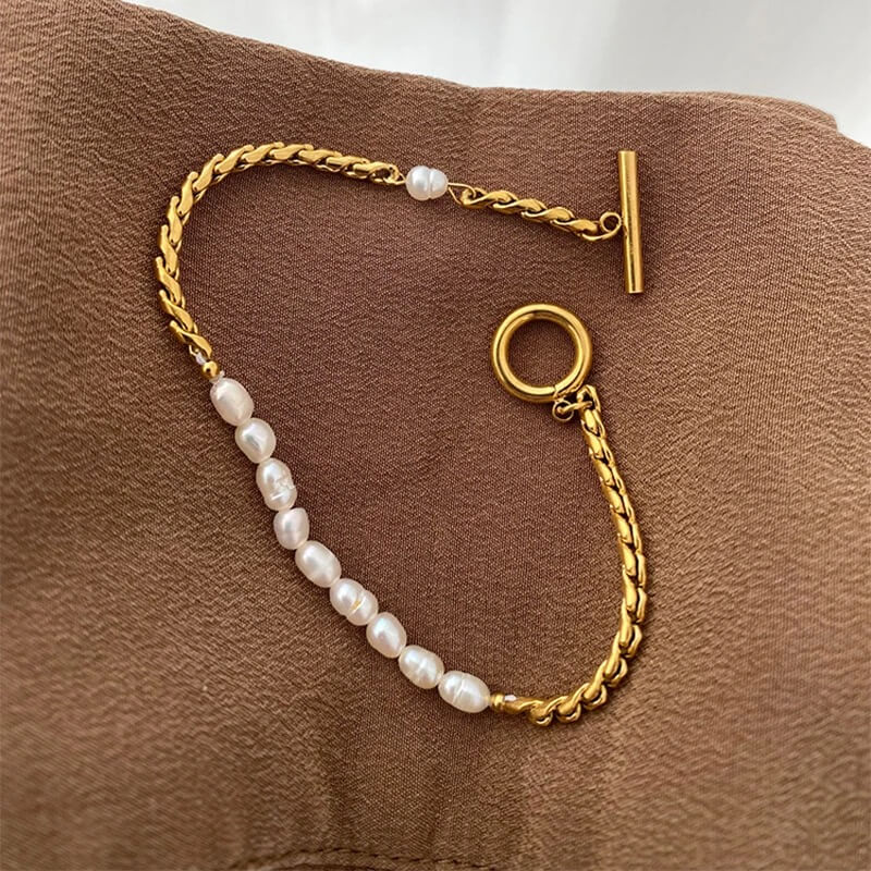 Bracelet en perles et chaîne dorée
