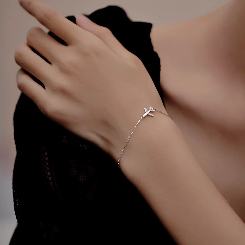Bracelet fin avec pendentif avion