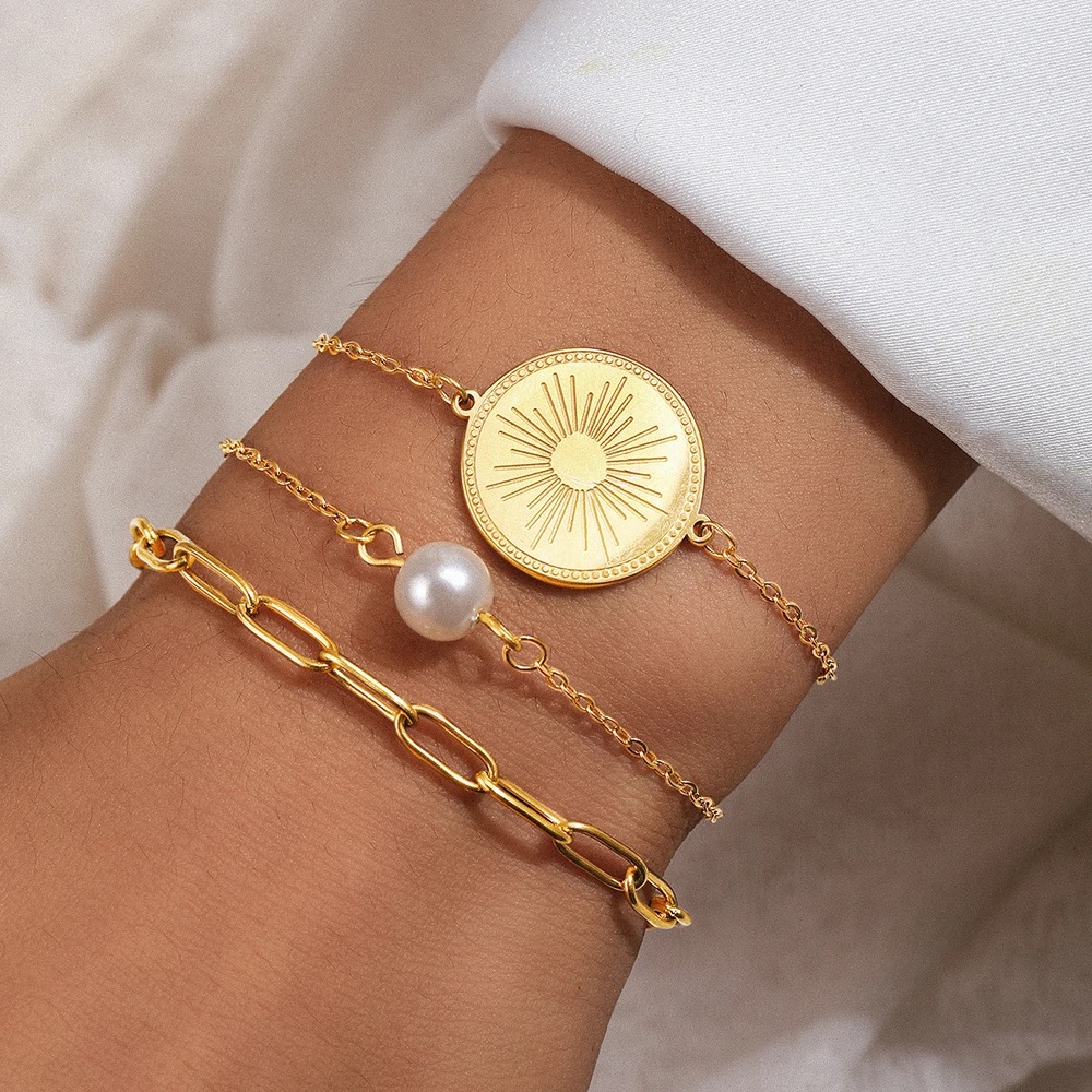 Bracelet en or avec pendentif soleil