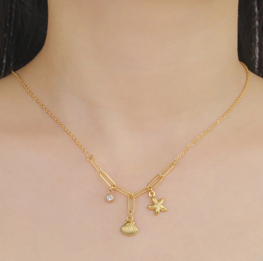 Collier en or avec pendentifs