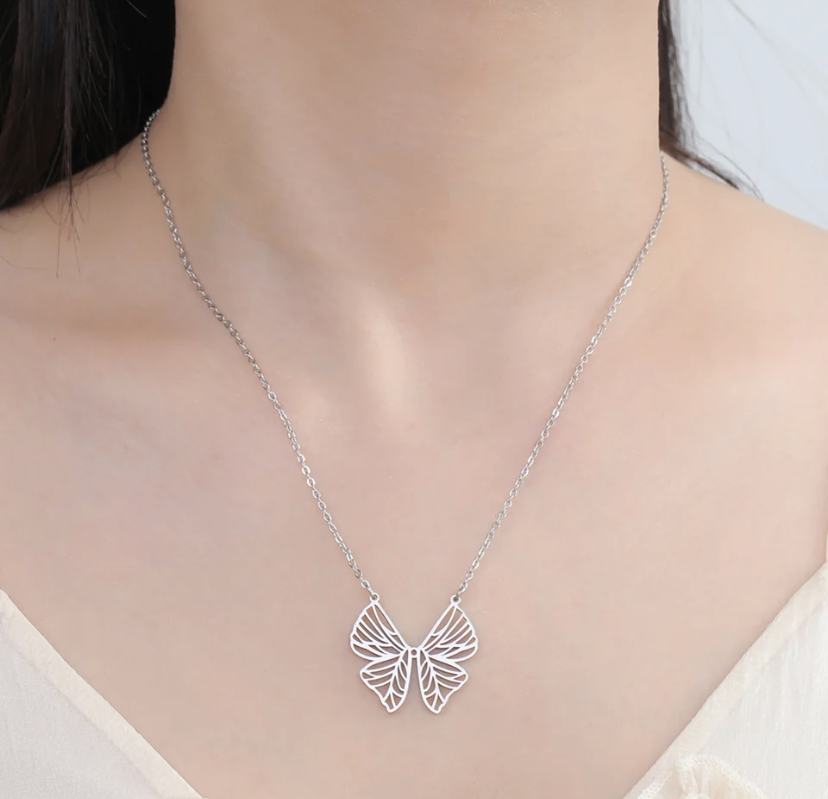 Collier papillon argenté