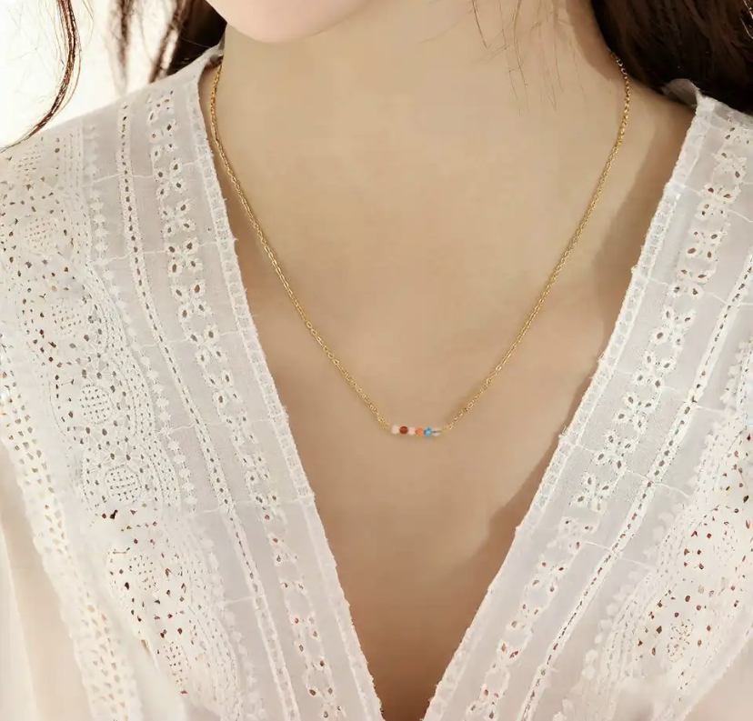 Collier en or avec perles colorées