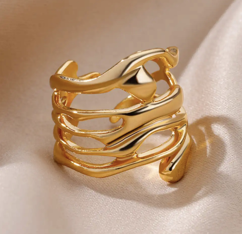 Bague en or sculptée